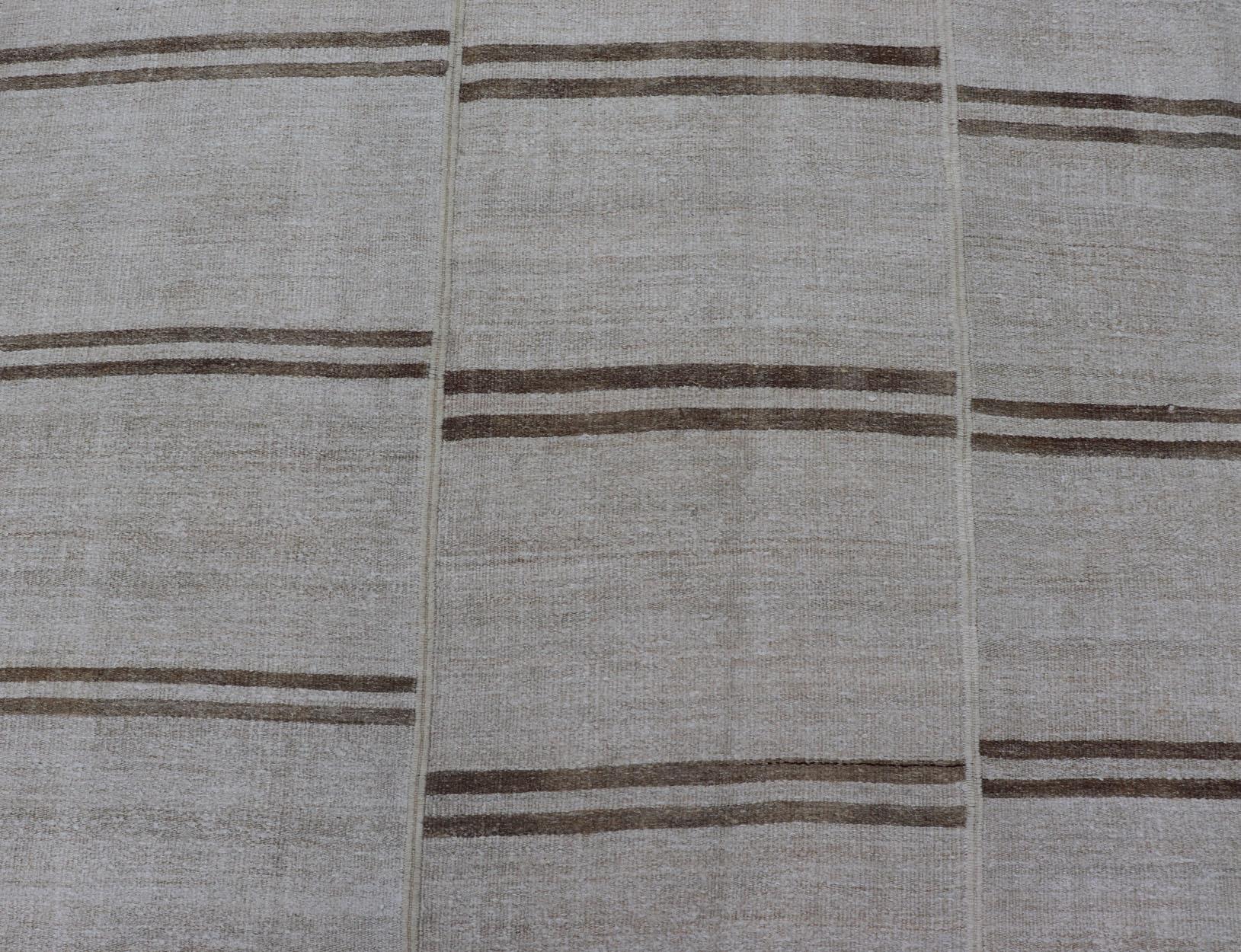 Großer getäfelter Kelim mit Flachgewebe-Streifen in neutralen Creme- und Brauntönen. Keivan Woven Arts /rug#EN-179572, Herkunftsland / Typ: Türkei / Kelim 1950er Jahre, Lässiger flachgewebter Kelim 

Maße: 12'2 x 14'8 

Dieser schöne, große,