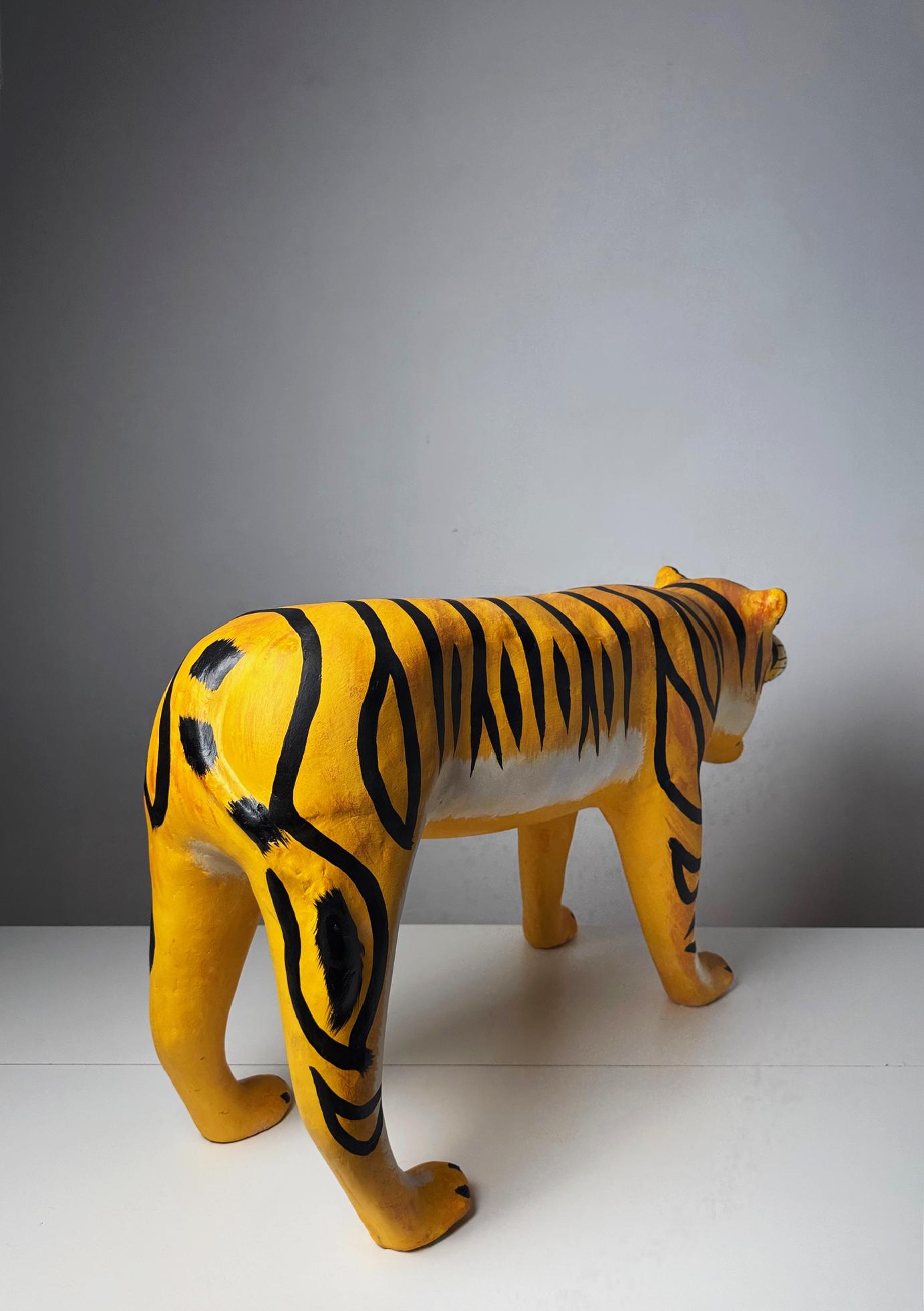 Large Vintage Papier-Mâché Tiger Sculpture, Folk Art Style, 1970s – Hand-Painted In Good Condition For Sale In BARCELONA, ES