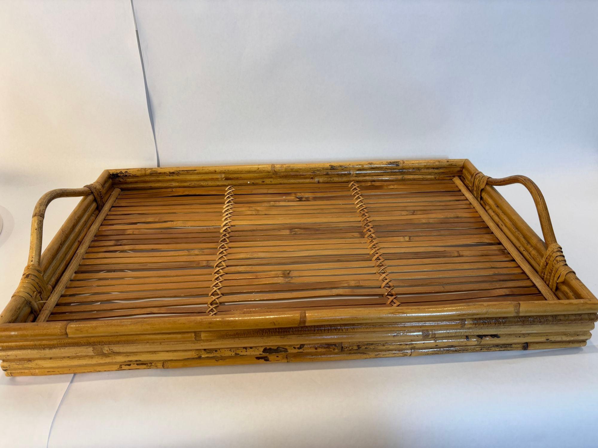 Vintage large oversized pencil, rattan, bamboo serving tray with handles.
Fantastic rectangular shape breakfast serving tray fully made in bamboo canes, curved rattan and hand-woven wicker.
This lovely French Riviera style tray has a rectangular
