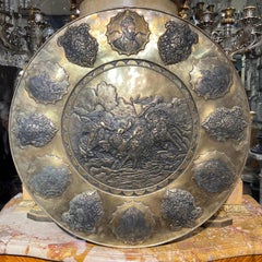 Großer persischer Kupfer-Basrelief-Charger zu Ehren des Dichters Ferdowsi
