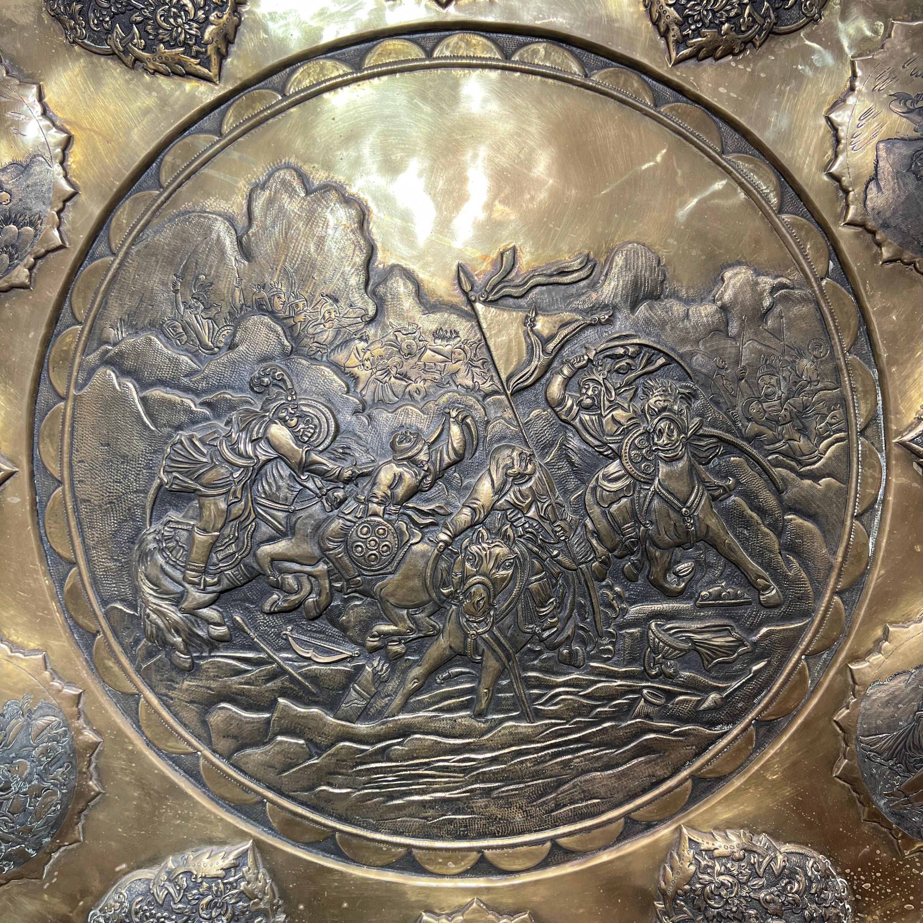 Asiatico Grande caricatore persiano d'epoca in rame con bassorilievo in onore del poeta Ferdowsi in vendita