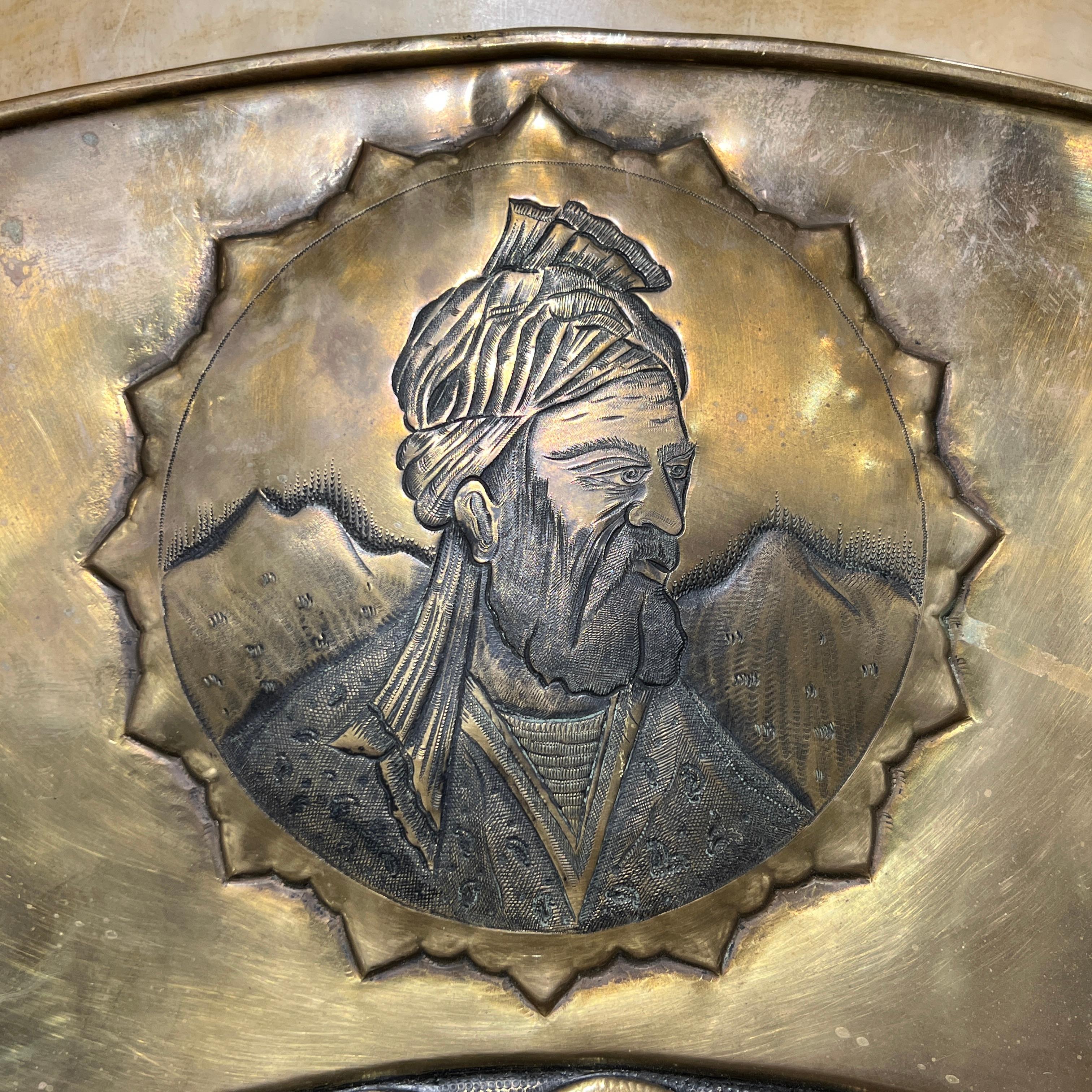 Sbalzo Grande caricatore persiano d'epoca in rame con bassorilievo in onore del poeta Ferdowsi in vendita