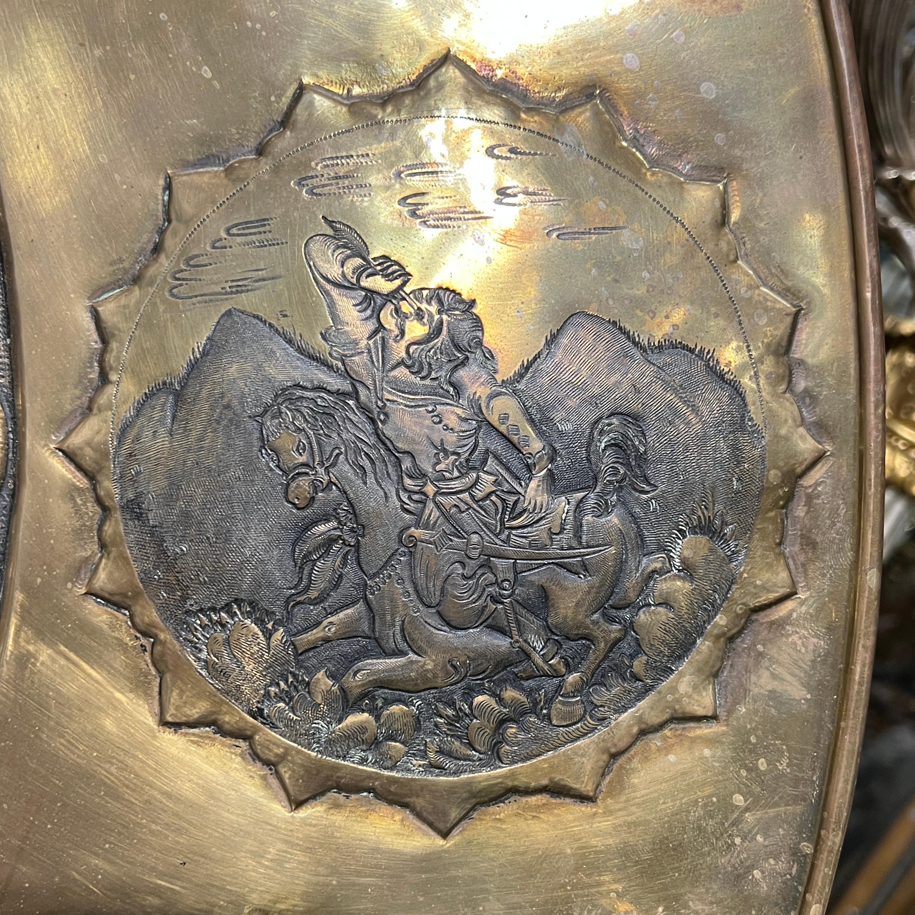 Rame Grande caricatore persiano d'epoca in rame con bassorilievo in onore del poeta Ferdowsi in vendita