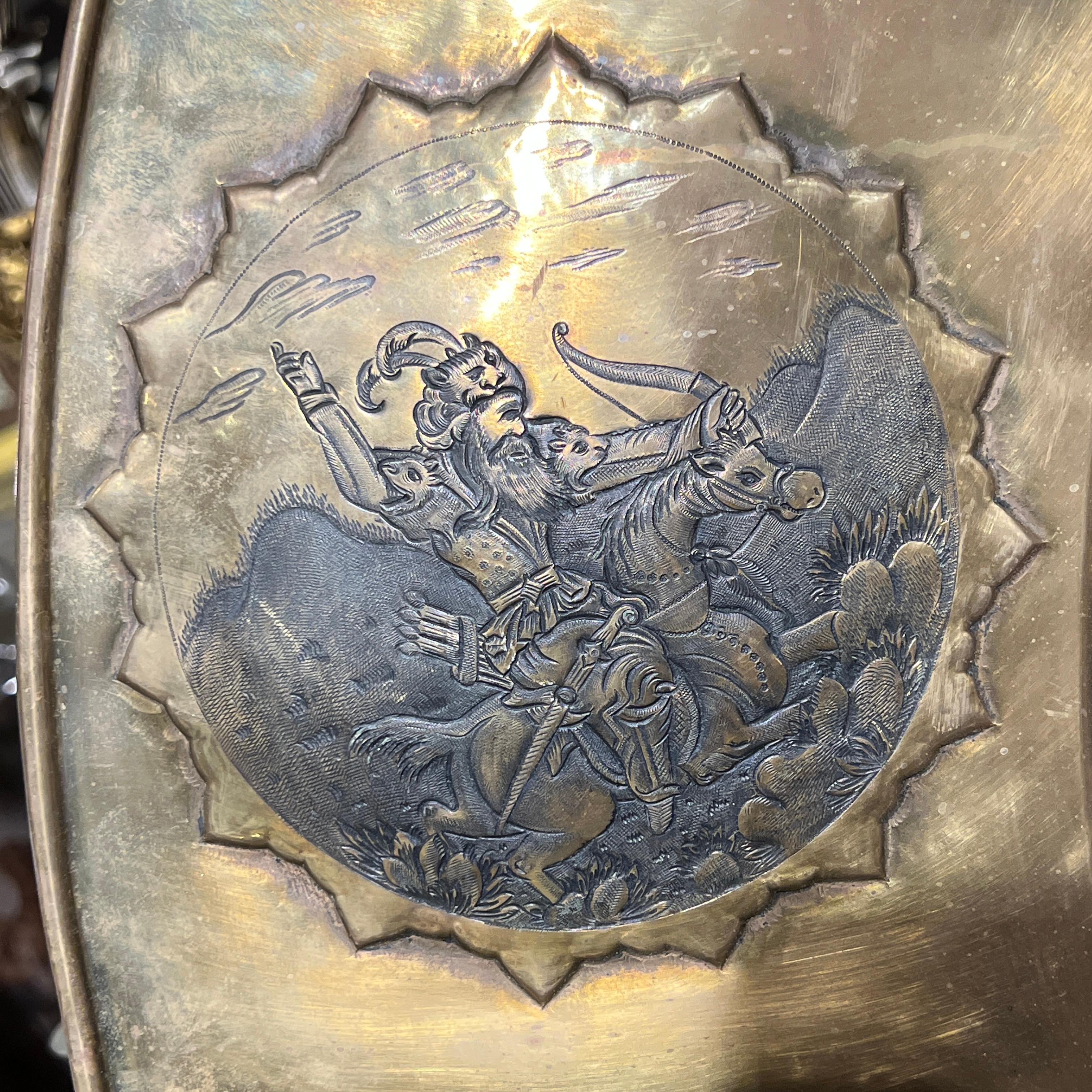 Grande caricatore persiano d'epoca in rame con bassorilievo in onore del poeta Ferdowsi in vendita 1