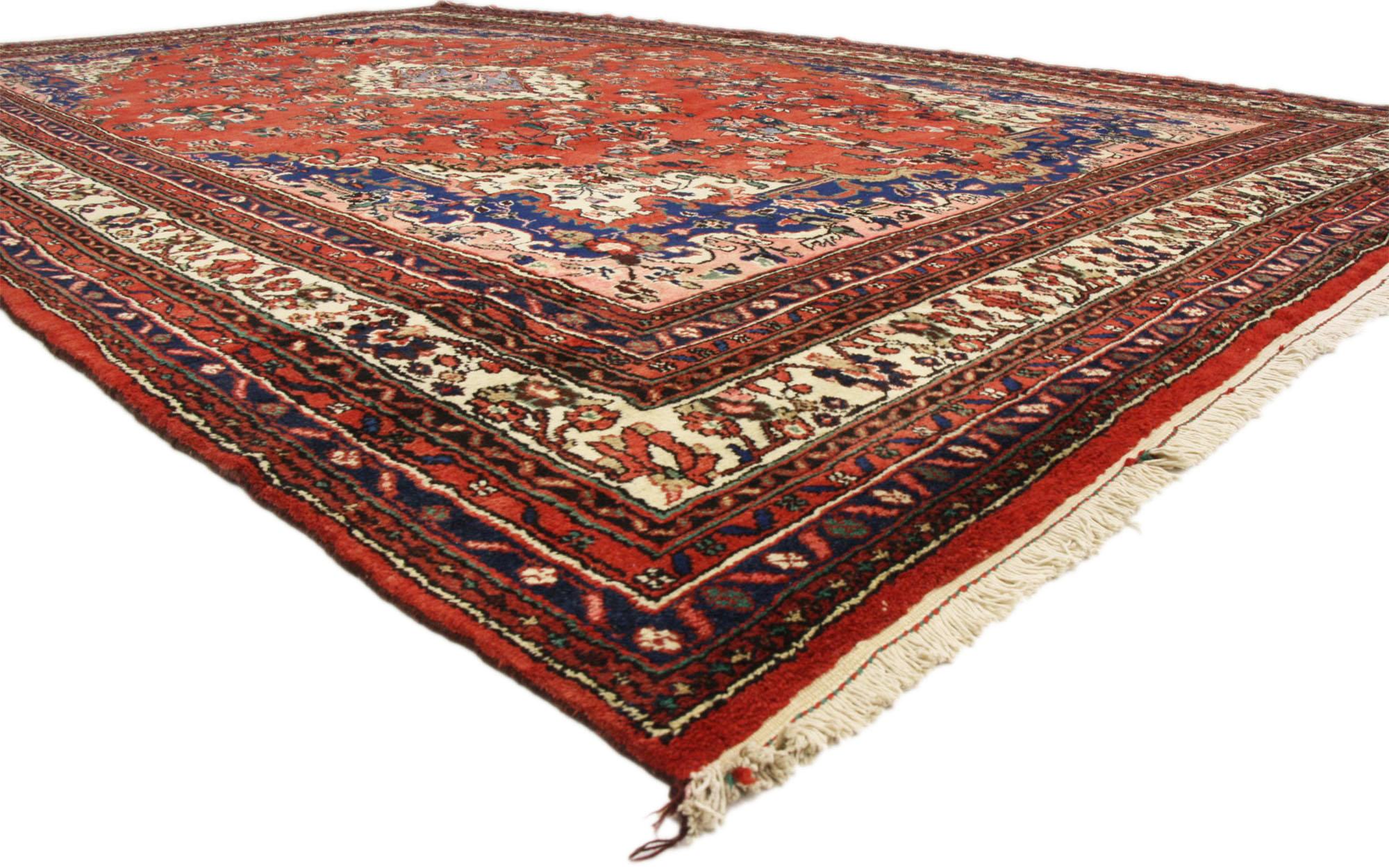 74944 Tapis persan vintage Hamadan, 10'06 x 17'02.
Empruntant un charme royal à la sensibilité traditionnelle, ce tapis Hamadan persan vintage en laine nouée à la main est une vision captivante de la beauté tissée. Le motif floral complexe et la