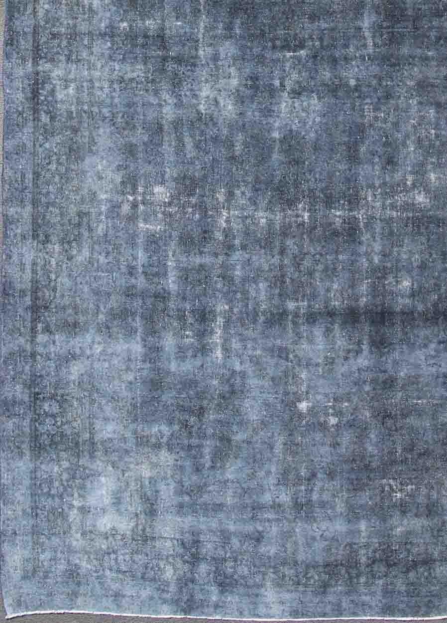 Großer persischer überfärbter breiter Galerieteppich in dunkelblauen und grauen Farbtönen, Teppich s12-1001, Herkunftsland / Typ: Iran / Täbris, um 1950

Dieser Perserteppich mit klassischer Komposition wurde mit verschiedenen blau-grauen Pigmenten