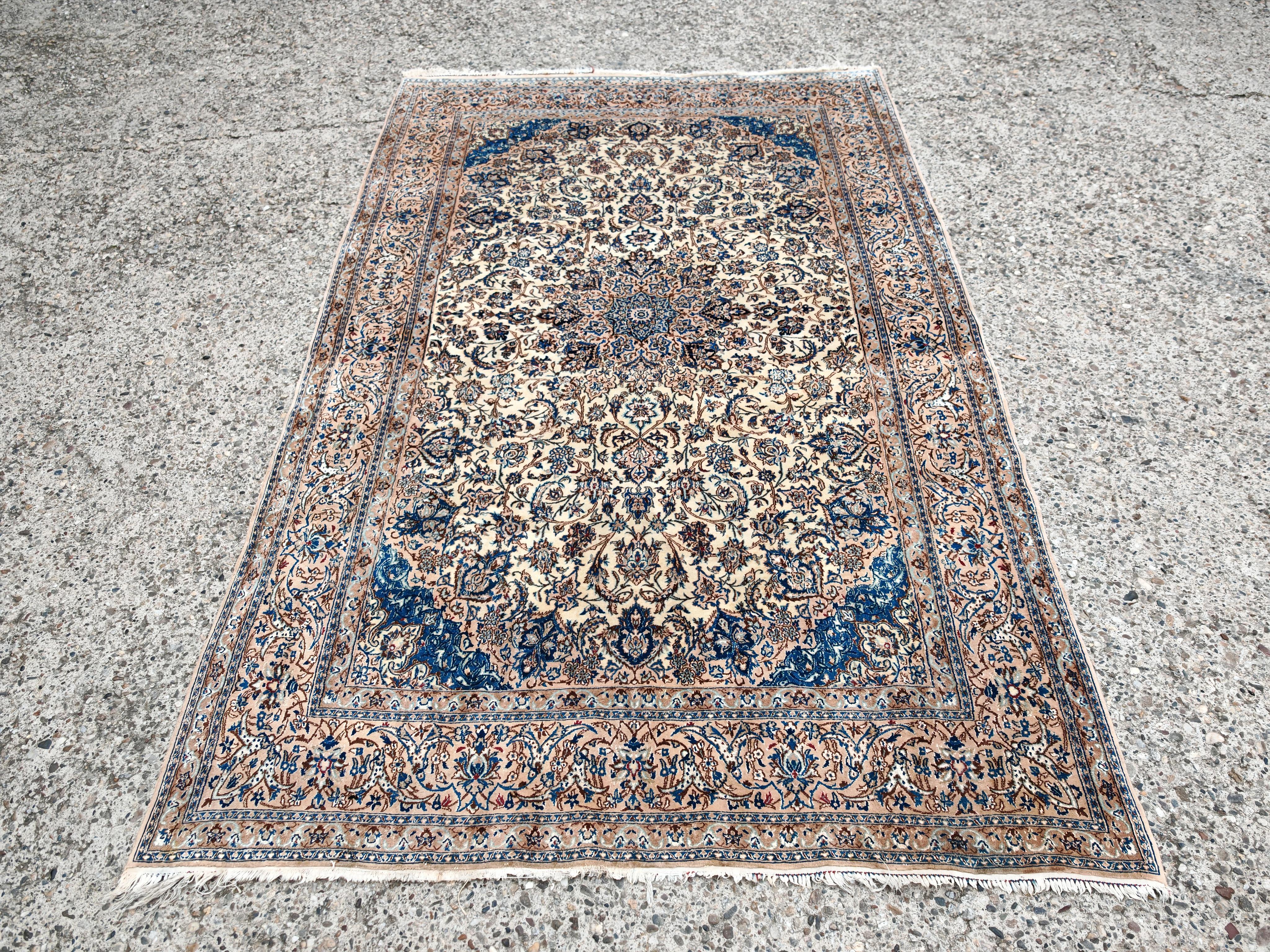 Tribale Large Vintage Persian Rug, Nain, wool with silk accent, hand-woven in the 1940s in vendita