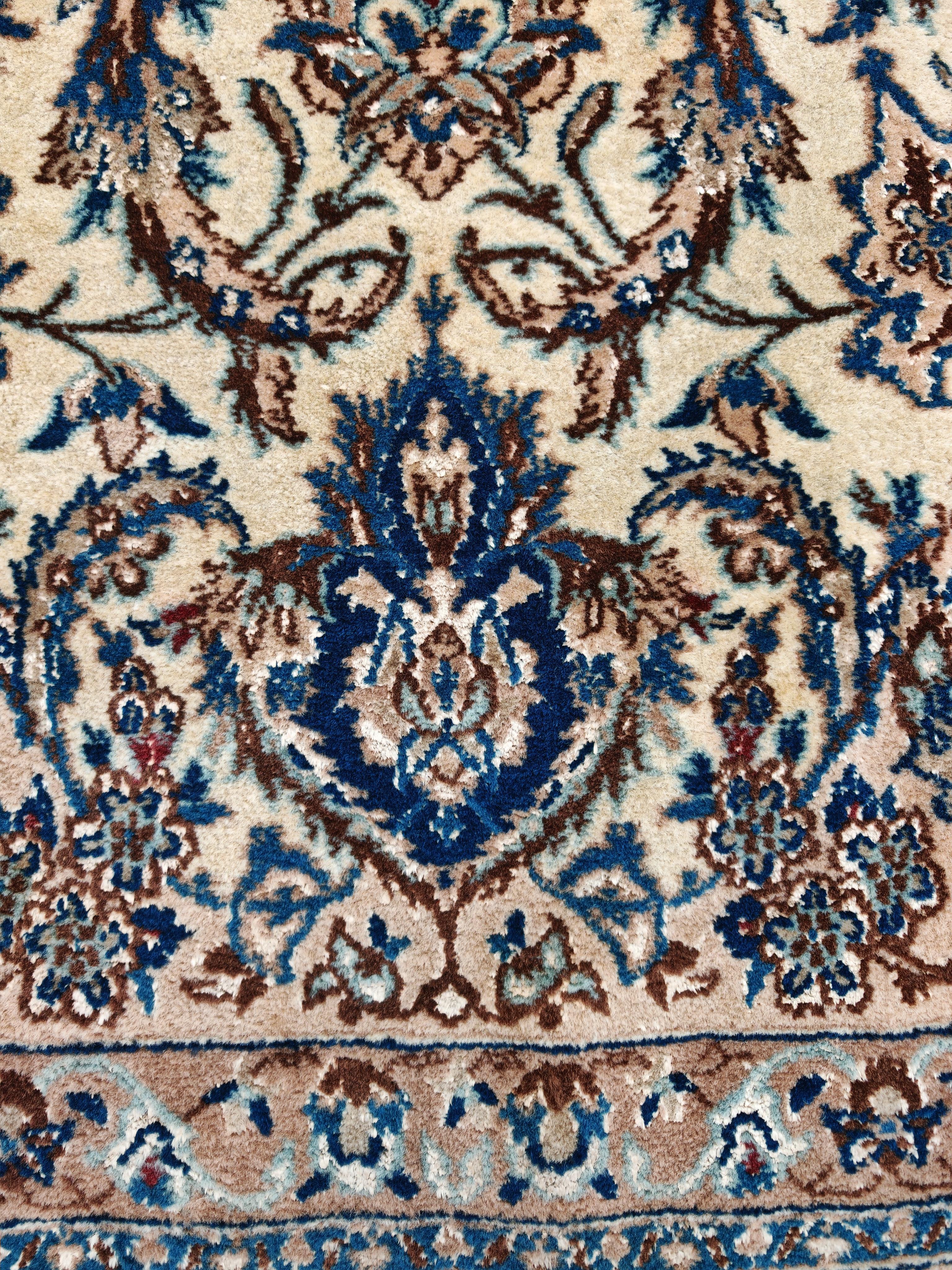 Large Vintage Persian Rug, Nain, wool with silk accent, hand-woven in the 1940s In condizioni buone in vendita a Beograd, RS