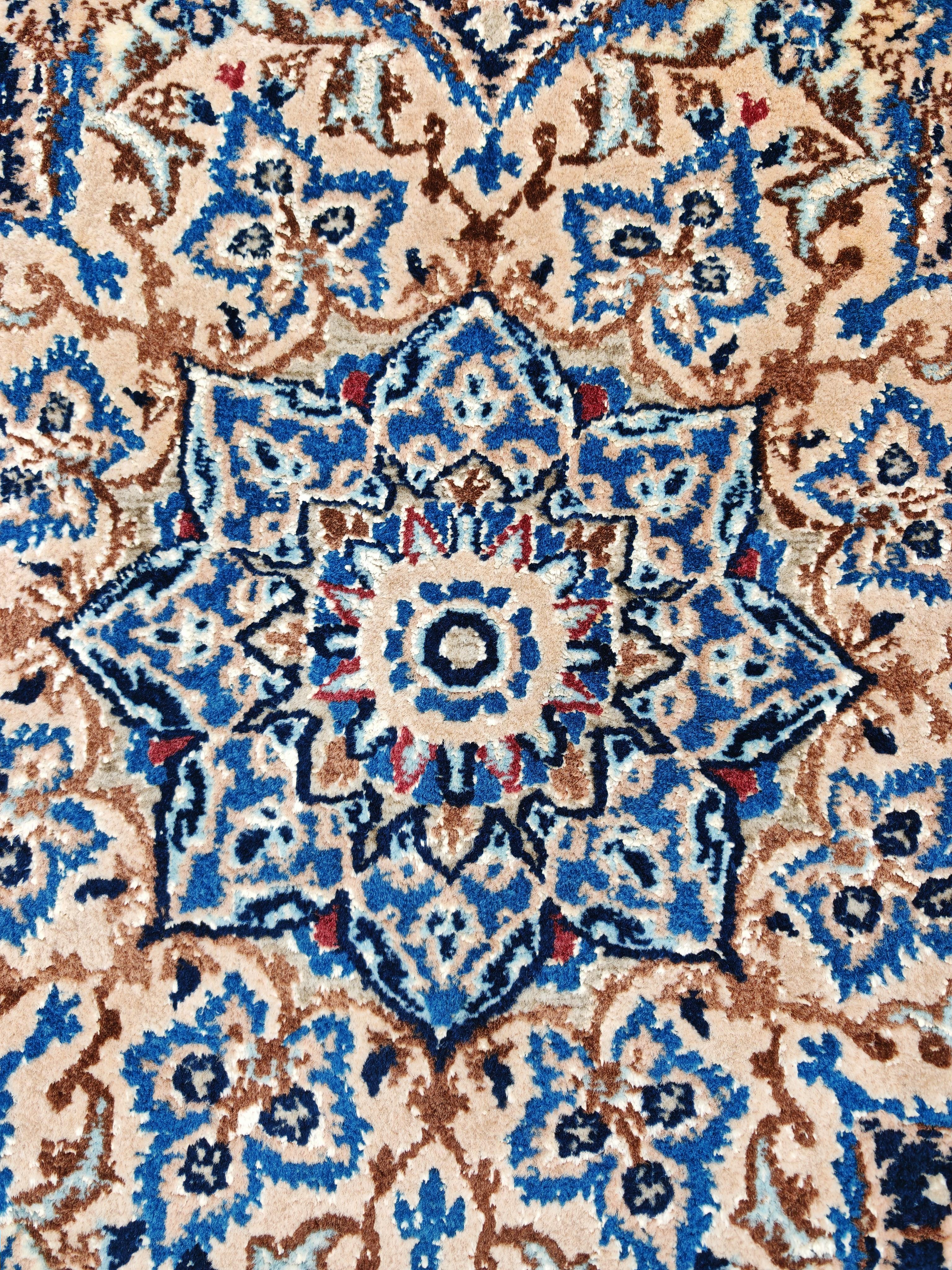 Lana Large Vintage Persian Rug, Nain, wool with silk accent, hand-woven in the 1940s in vendita