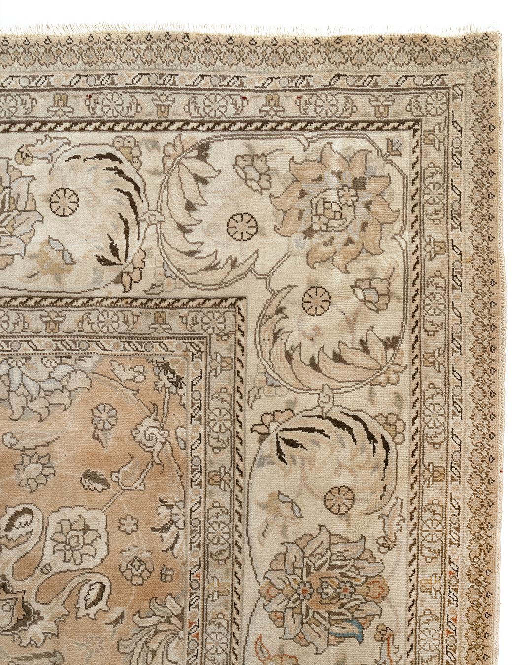 Grande tappeto persiano Tabriz vintage, circa 1920. Dimensioni: 10'5 x 15'6... Tabriz è la capitale della provincia nord-occidentale dell'Azerbaigian, nella Persia nord-occidentale, e per secoli ha goduto di una grande reputazione come centro della