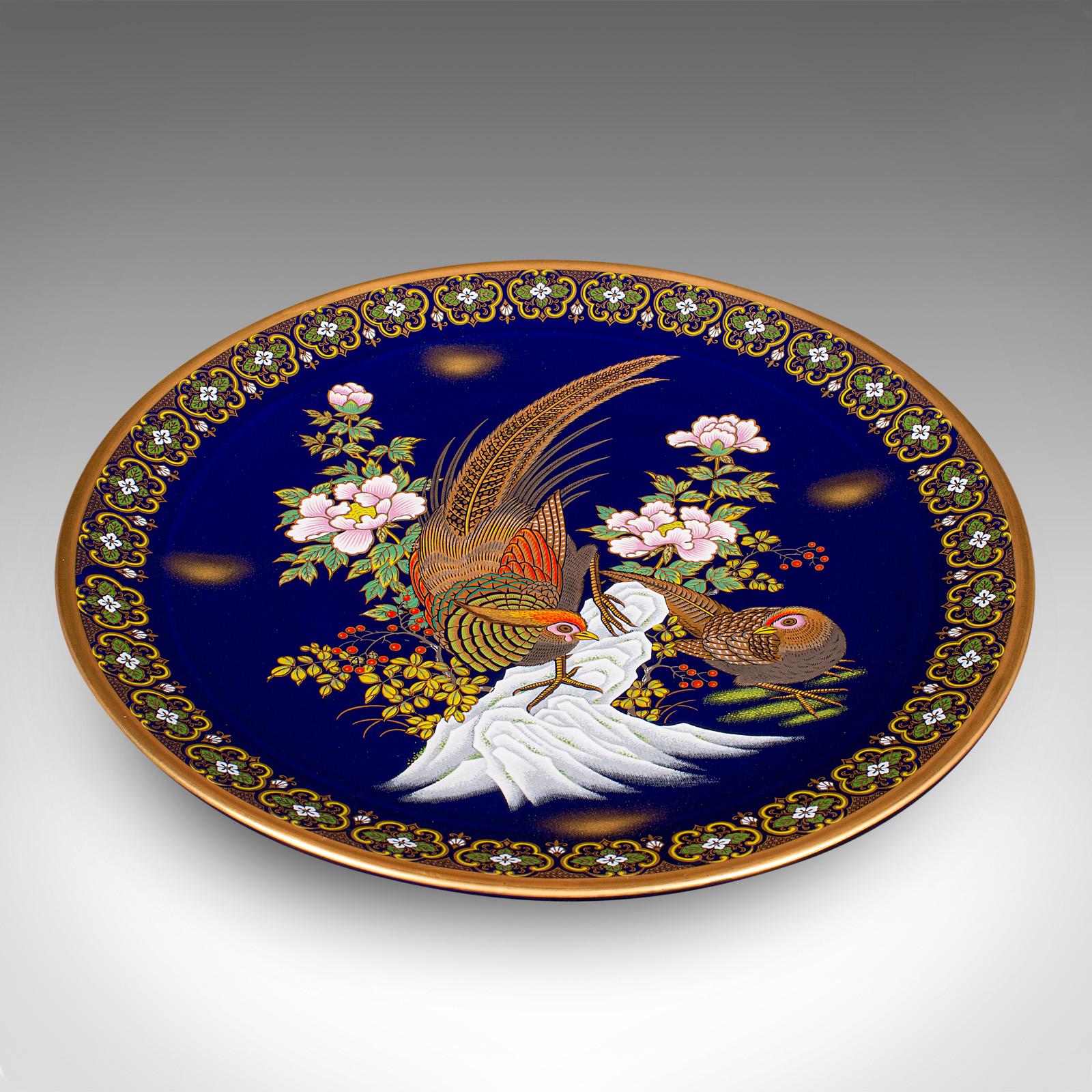 
Il s'agit d'une assiette de présentation de faisan vintage. Chargeur chinois en céramique laquée, datant de la fin du XXe siècle, vers 1980.

Superbe assiette décorative avec une finition orientale saisissante
Présentant une patine d'ancienneté