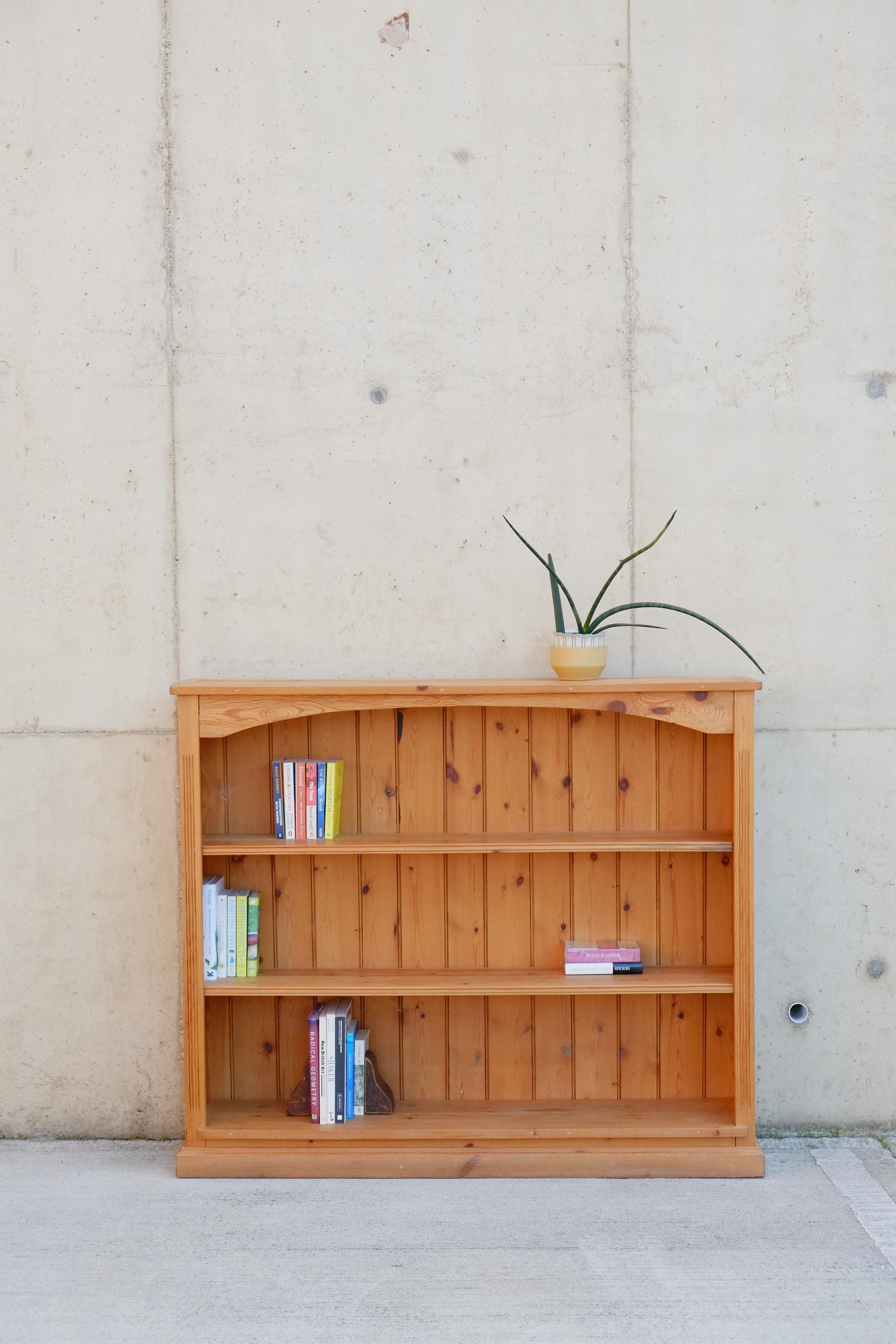Ein sehr großes Bücherregal aus Kiefernholz. Dieses Bücherregal wirkt wie ein gemütlicher Bauernhof und bietet viel Platz für Bücher und Gegenstände. Schöne natürliche gewachste Kieferfarbe und Patina. Das Bücherregal hat geriffelte Kanten an den