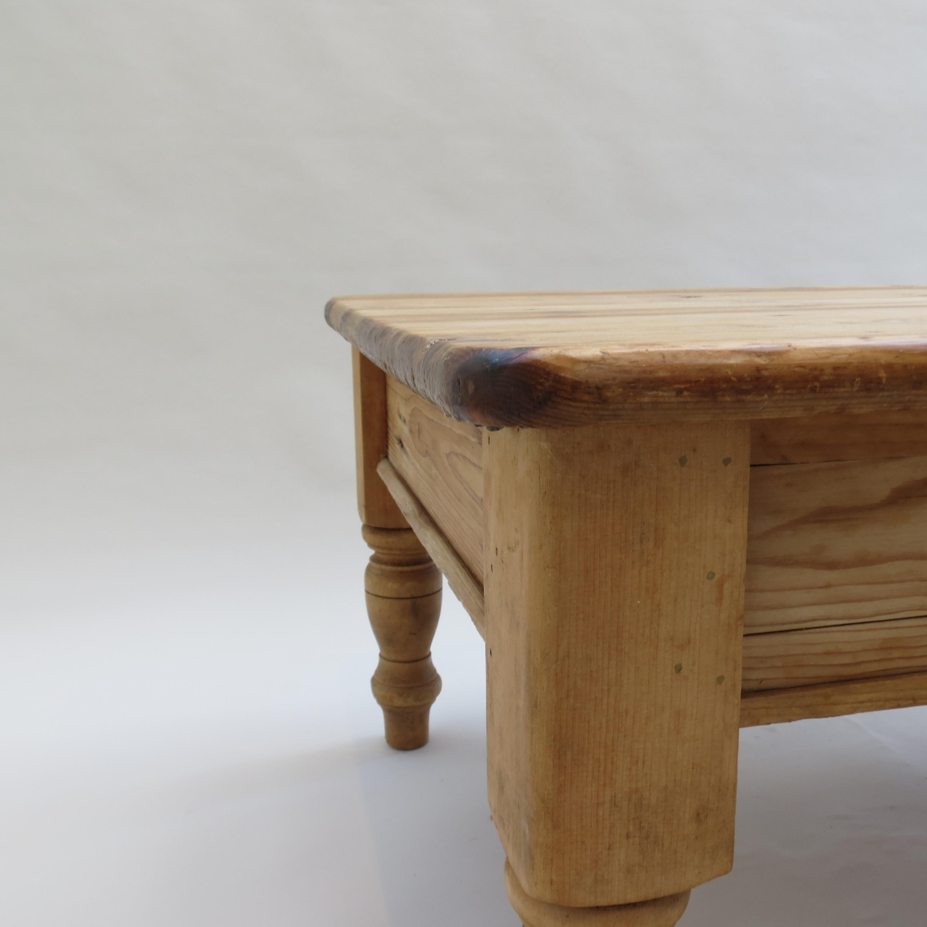 Large Vintage Pine Coffee Table In Good Condition For Sale In Stow on the Wold, GB