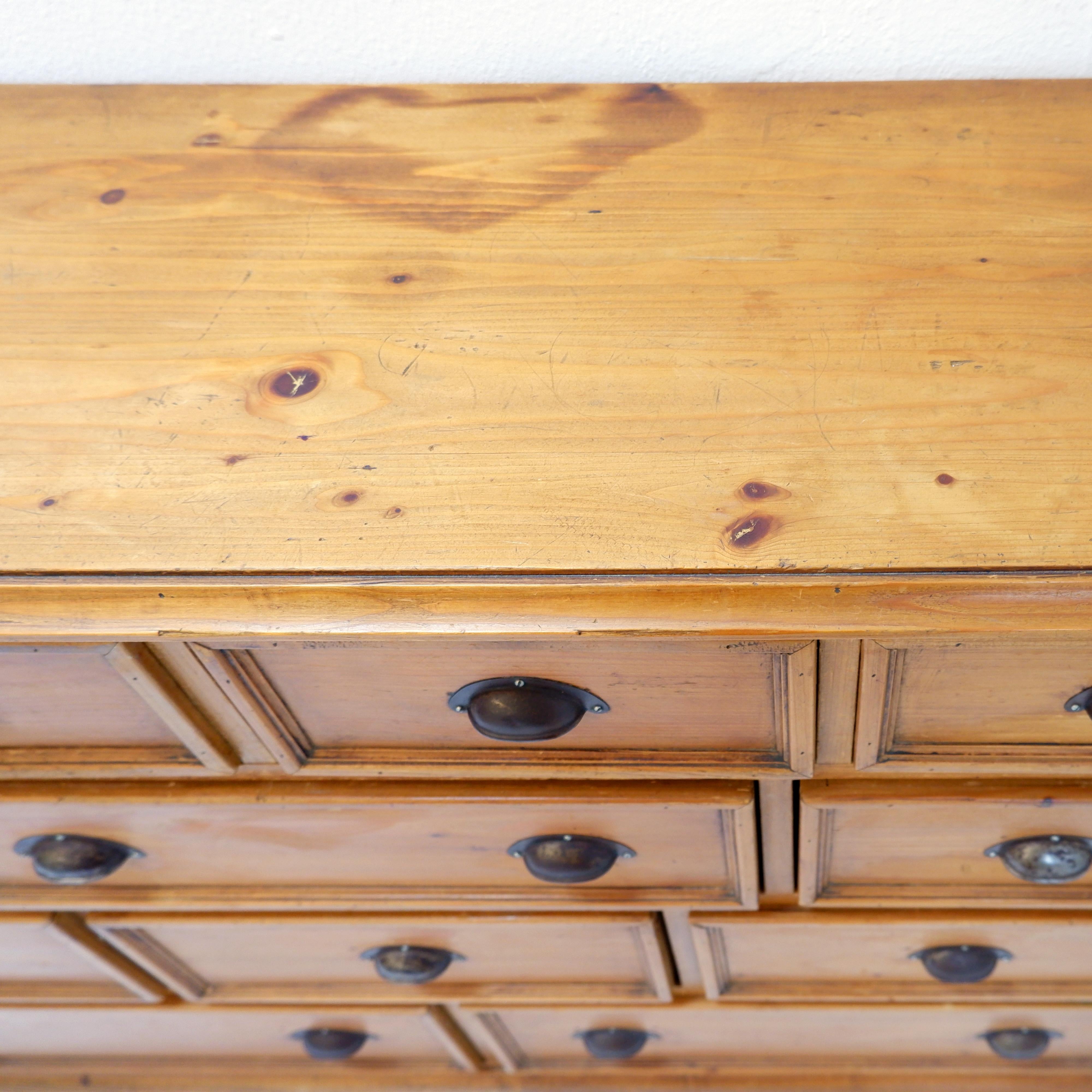 Legno Grande mobile da merceria o da negozio in pino d'epoca, anni '50 in vendita