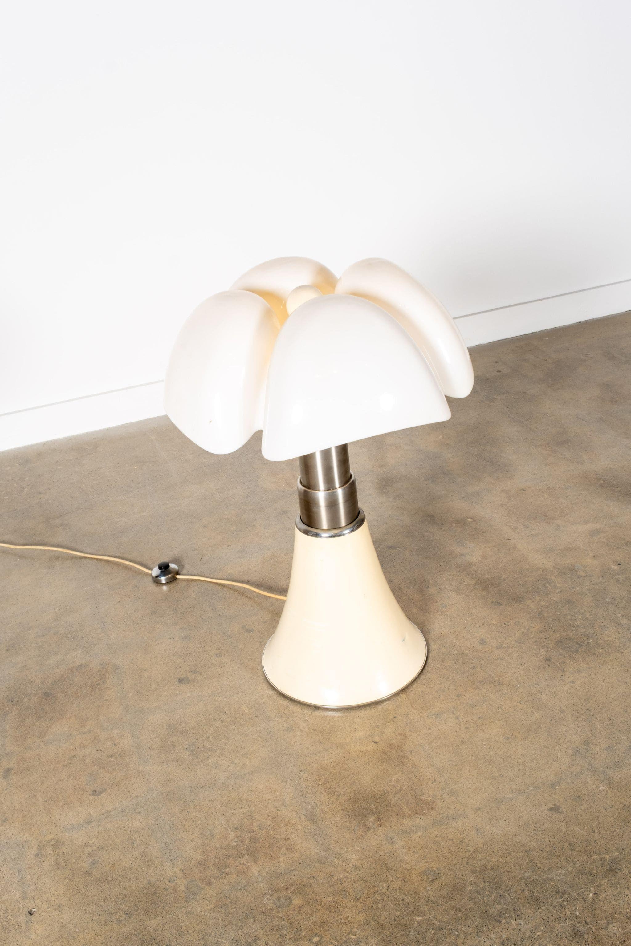 Gran lámpara vintage Pipistrello de Gae Aulenti para Martinelli Luce, años 70 Posmoderno en venta