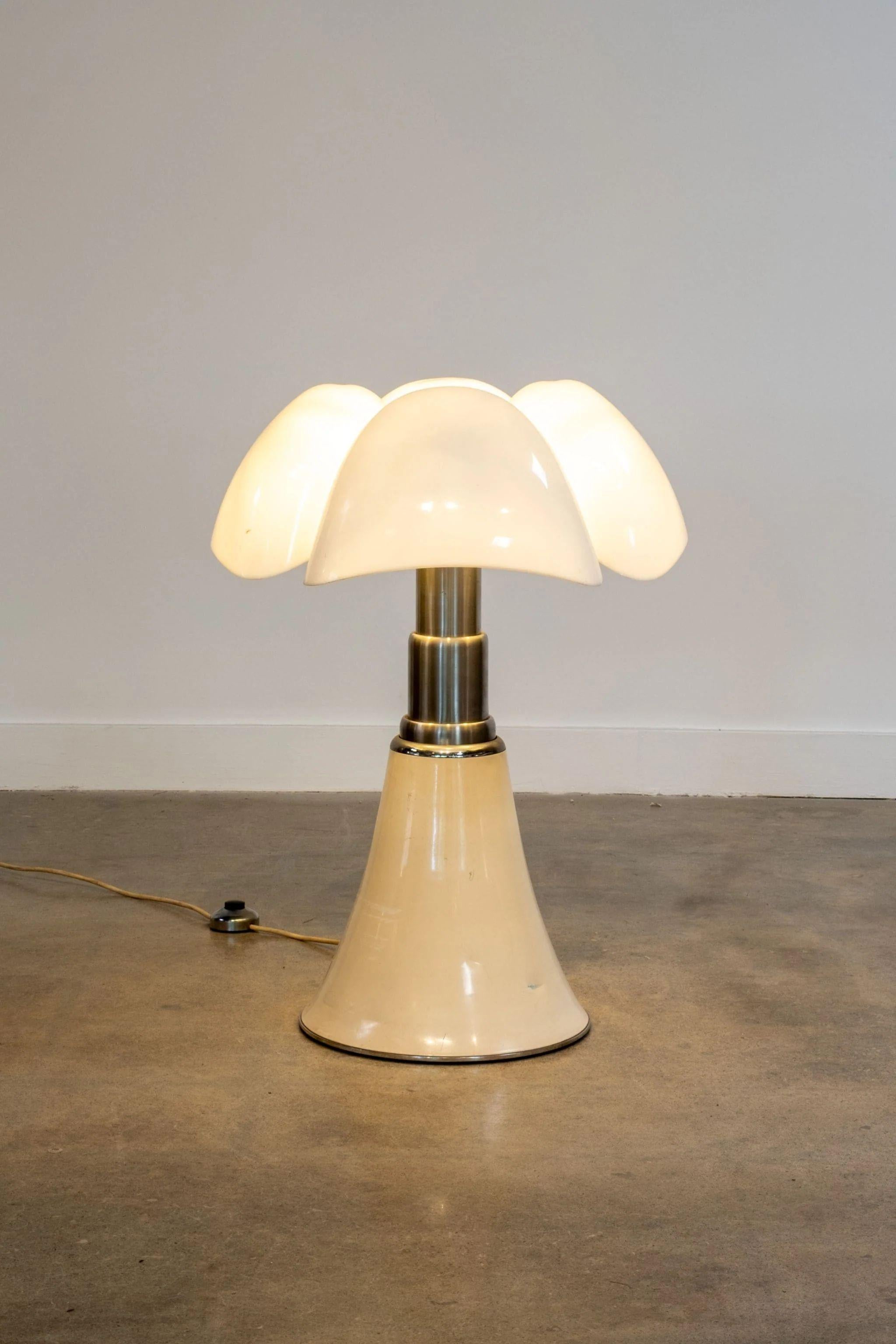 Gran lámpara vintage Pipistrello de Gae Aulenti para Martinelli Luce, años 70 Italiano en venta