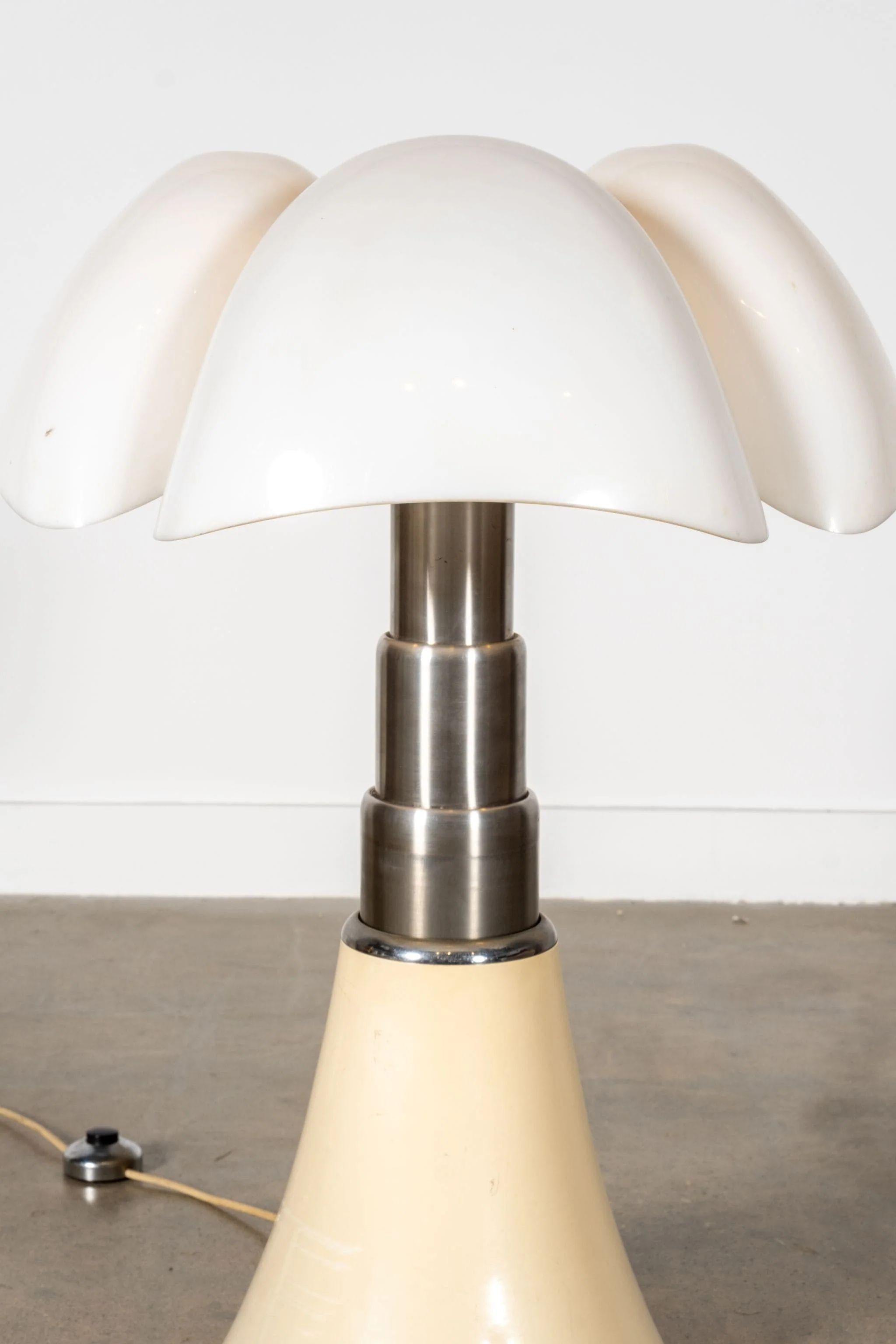 Gran lámpara vintage Pipistrello de Gae Aulenti para Martinelli Luce, años 70 en Bueno estado para la venta en Toronto, CA