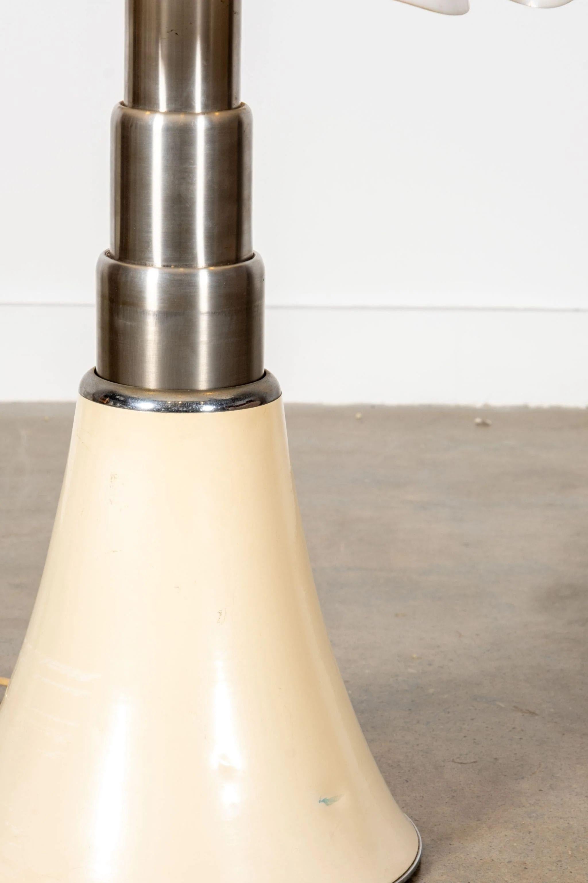 Gran lámpara vintage Pipistrello de Gae Aulenti para Martinelli Luce, años 70 Acero inoxidable en venta