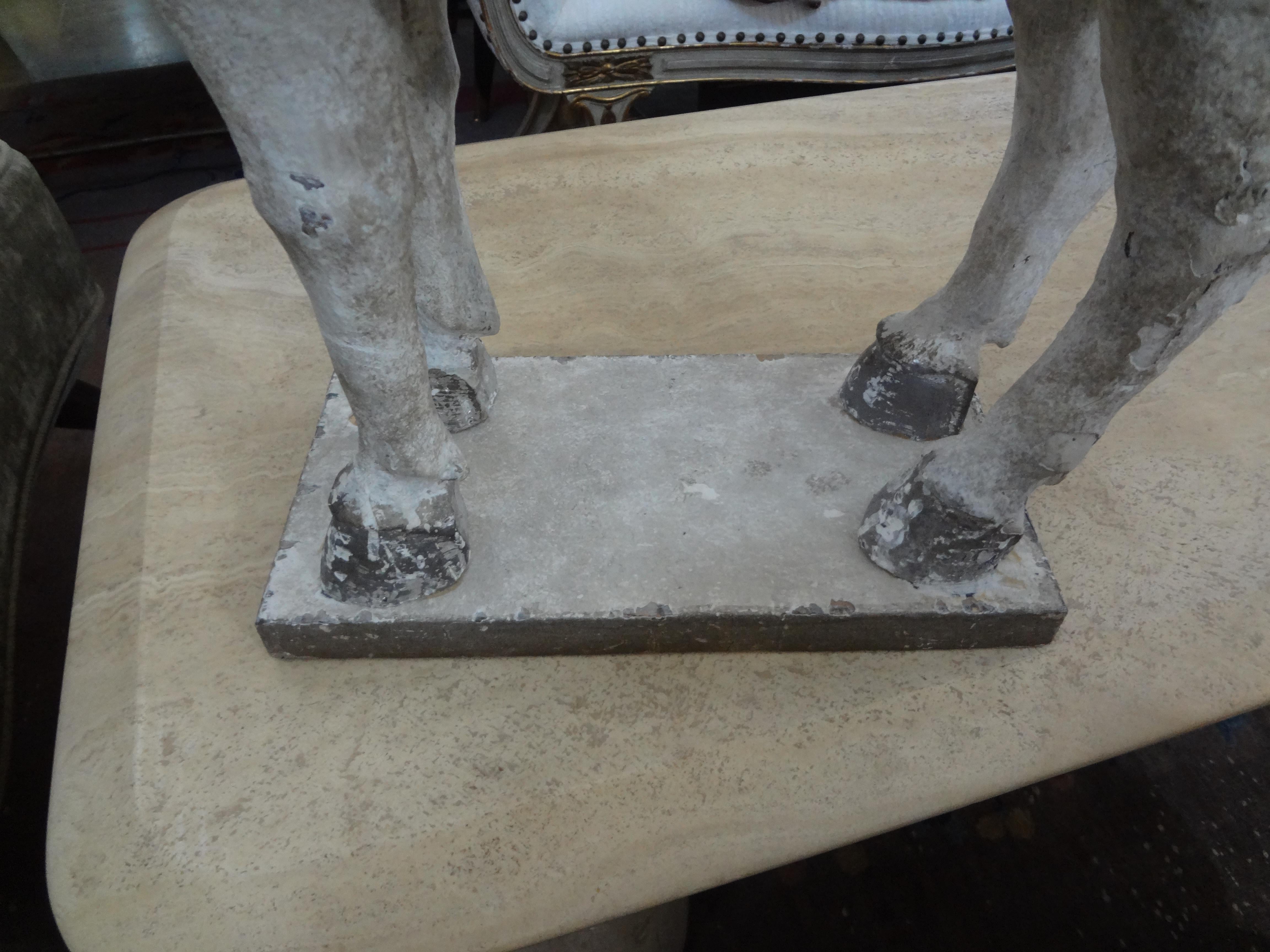 Grand cheval en plâtre stylisé de style Tang 5