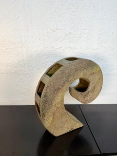 Grande vaso scultoreo post-moderno d'epoca a spirale dello Studio Ikebana Pottery