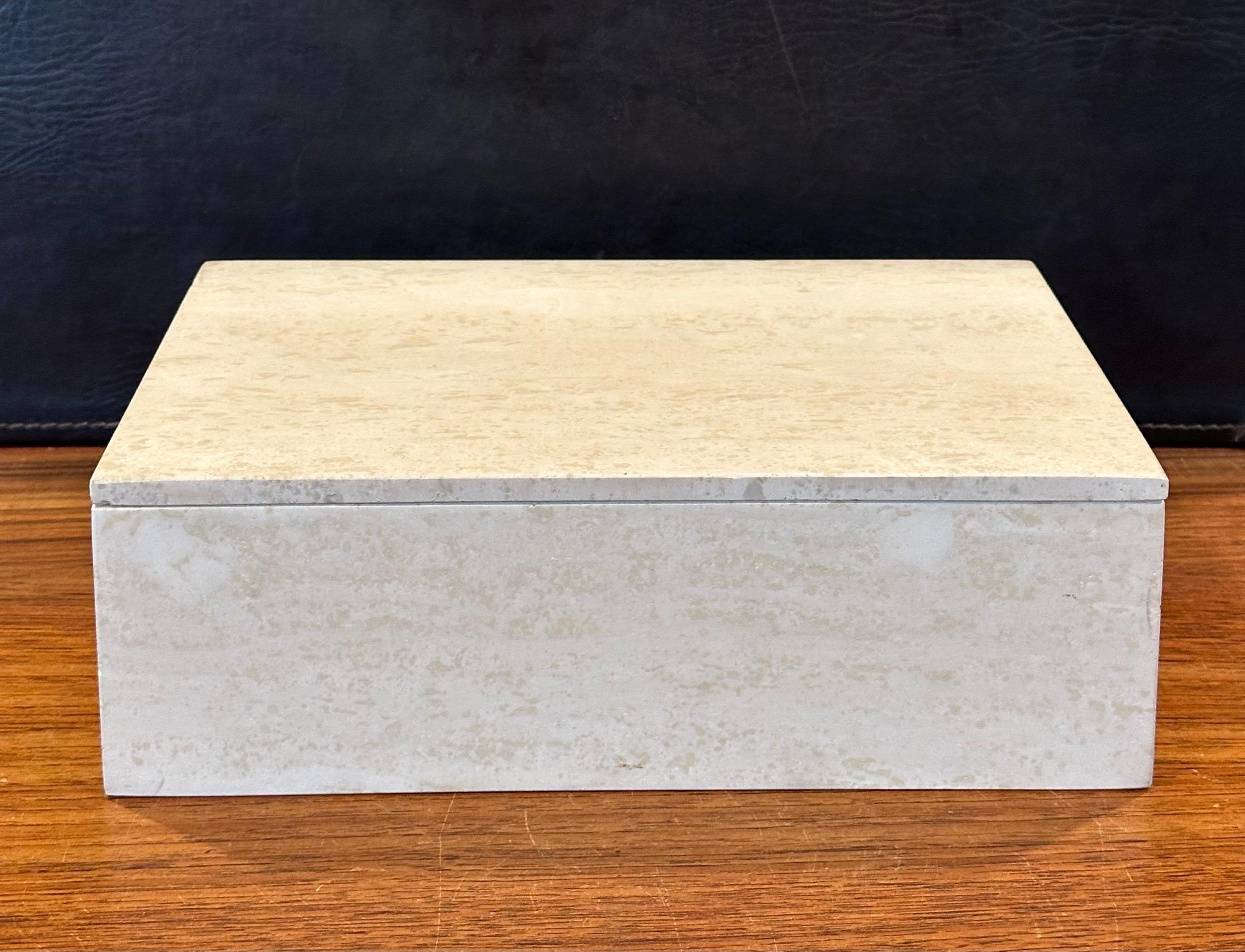Große postmoderne Travertin-Deckelbox im Angebot 4