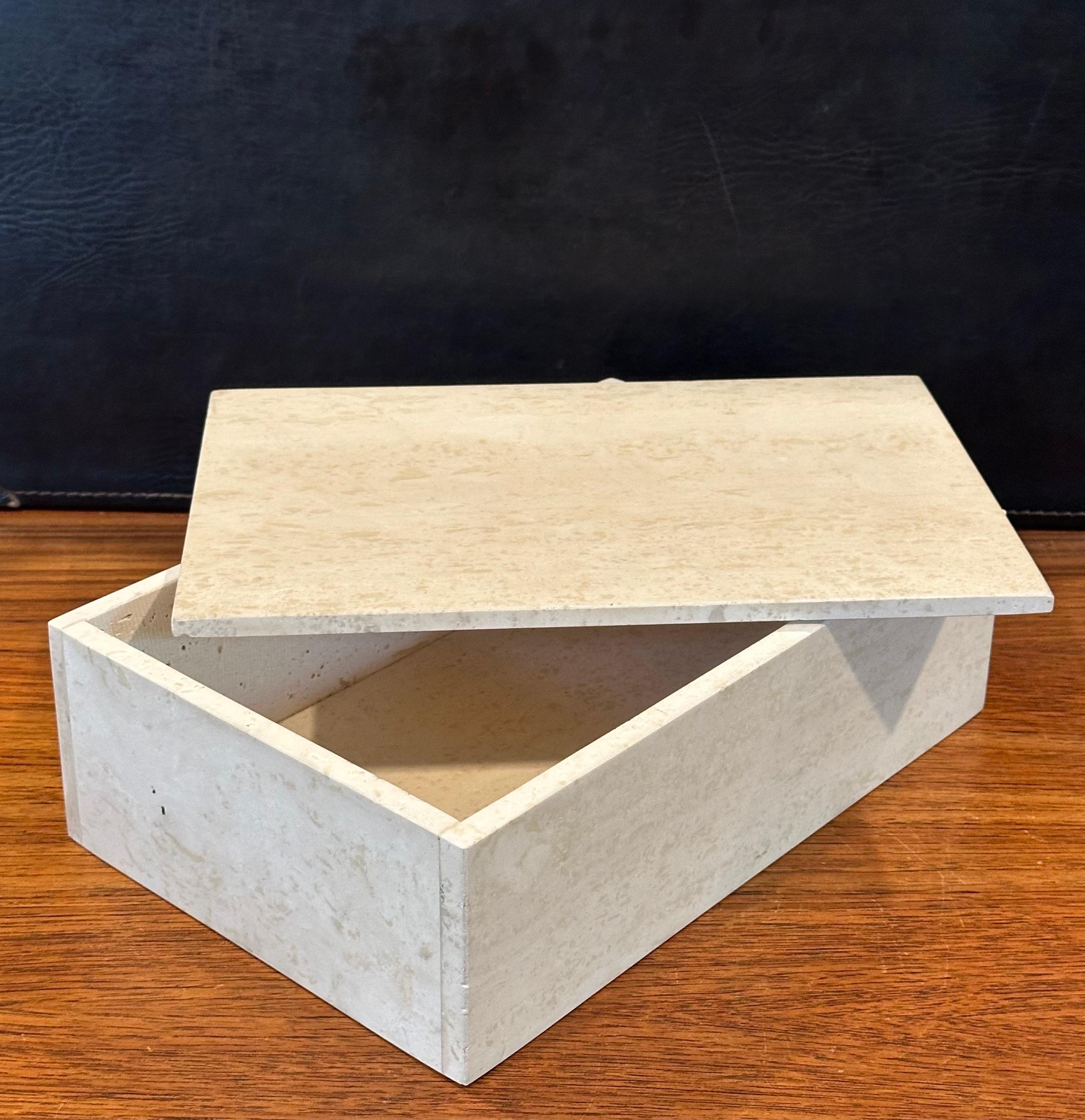 Große postmoderne Travertin-Deckelbox im Angebot 1