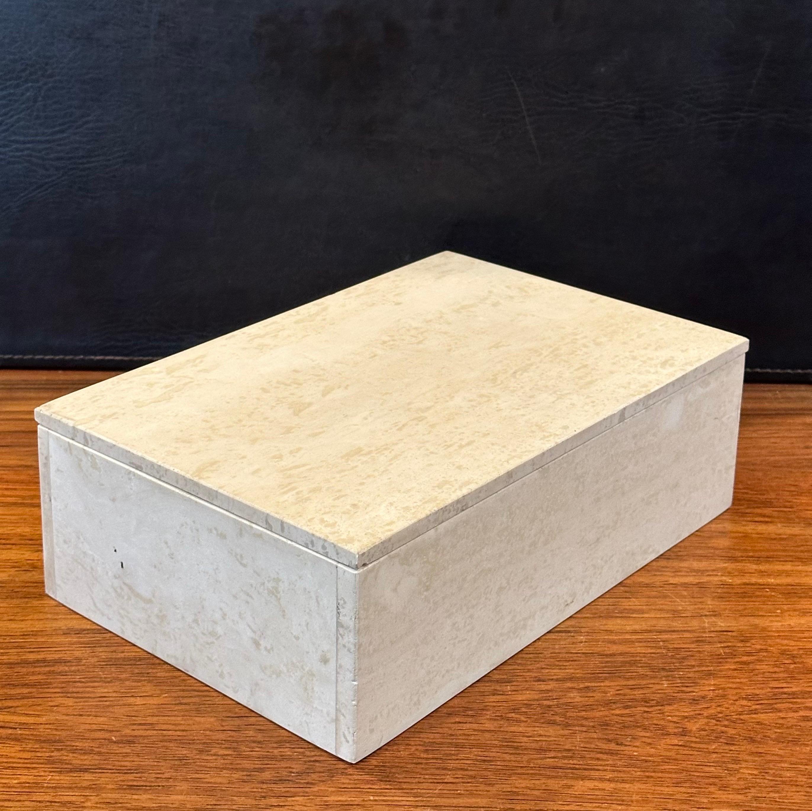 Große postmoderne Travertin-Deckelbox im Angebot 2
