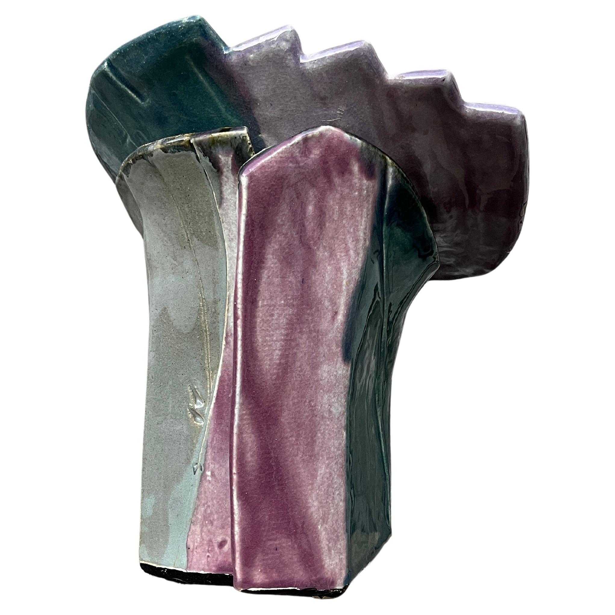 Grande vaso post-moderno a due pezzi di Studio Pottery. Circa anni '80
Presenta una base quadrata in ceramica con un pezzo superiore rimovibile nei toni del viola, blu, grigio e lavanda, con dettagli in vernice bianca e nera. 
In eccellenti