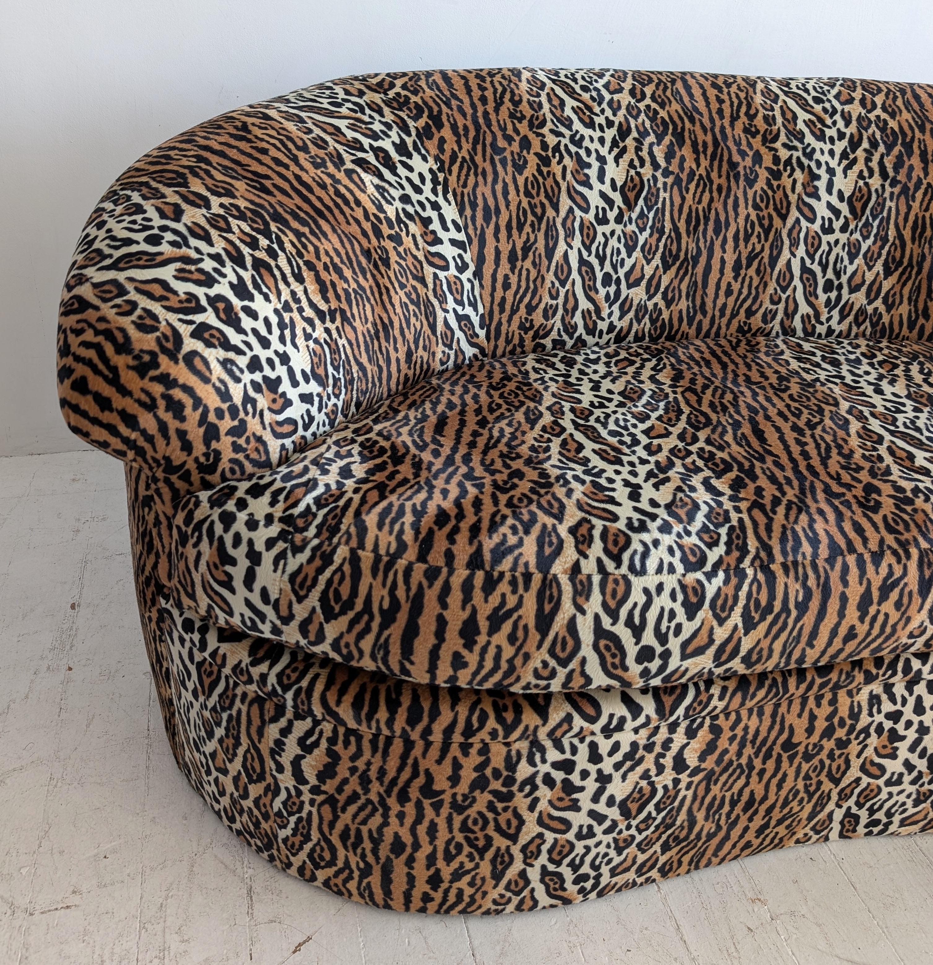 Grande divano postmoderno vintage con stampa leopardata, USA anni '80 in vendita 4