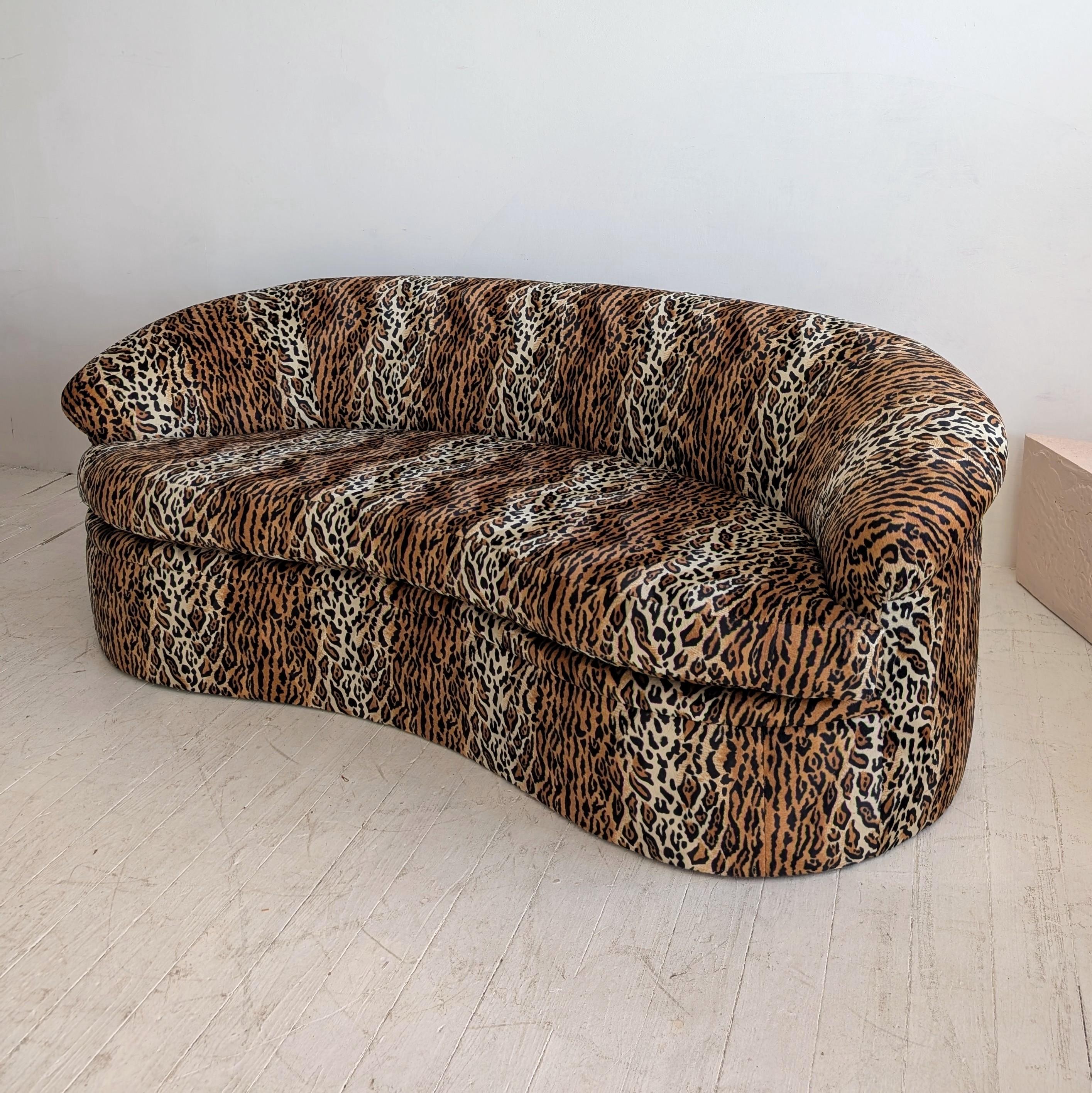 Stupendo divano curvo postmoderno di grandi dimensioni, USA anni '80. Può ospitare 2 o 3 persone.
Rivestito di recente in tessuto di velluto a pelo basso leopardato.
In ottime condizioni e molto confortevole.

Abbiamo un altro divano identico. Se