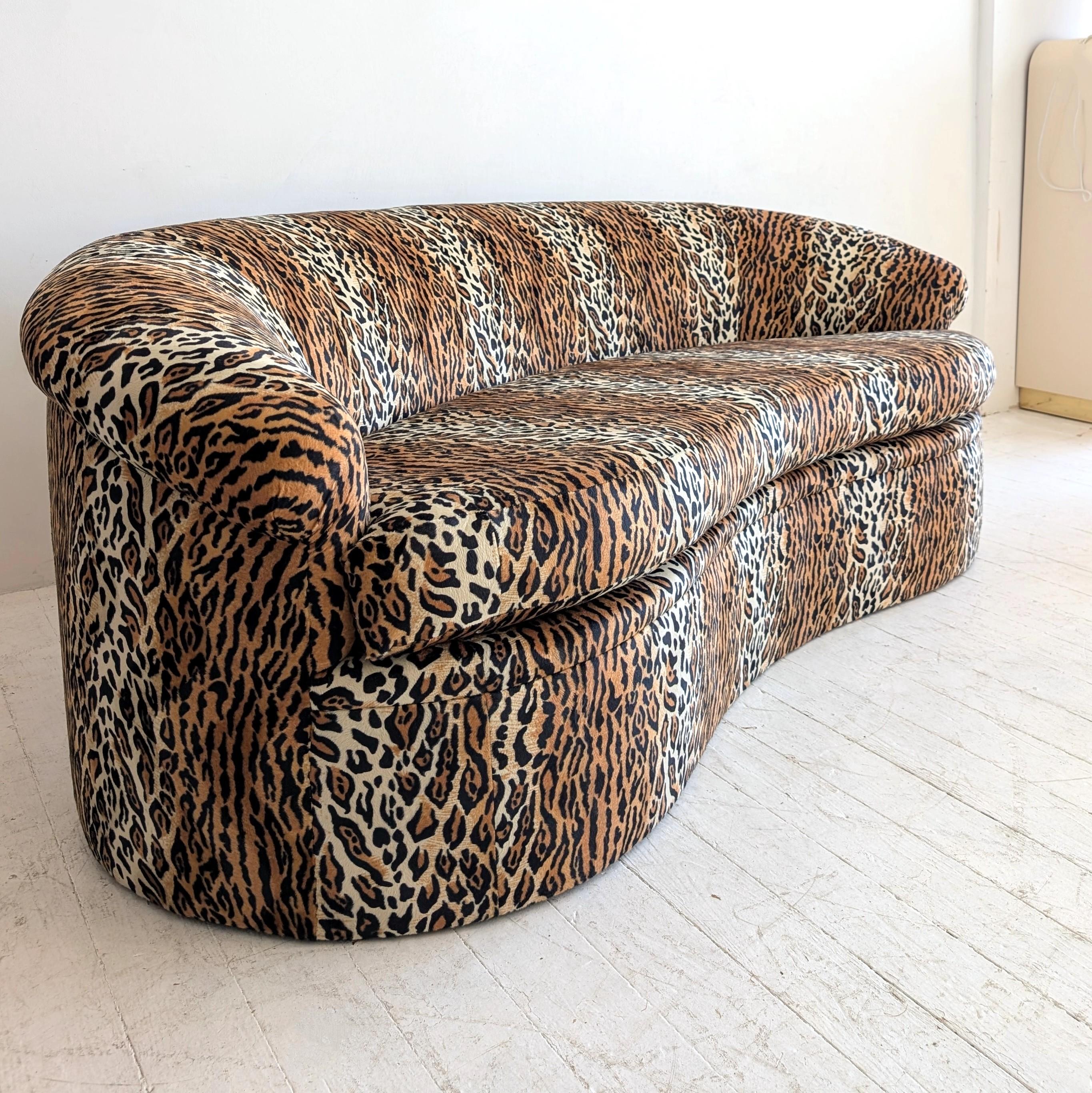 Postmoderno Grande divano postmoderno vintage con stampa leopardata, USA anni '80 in vendita