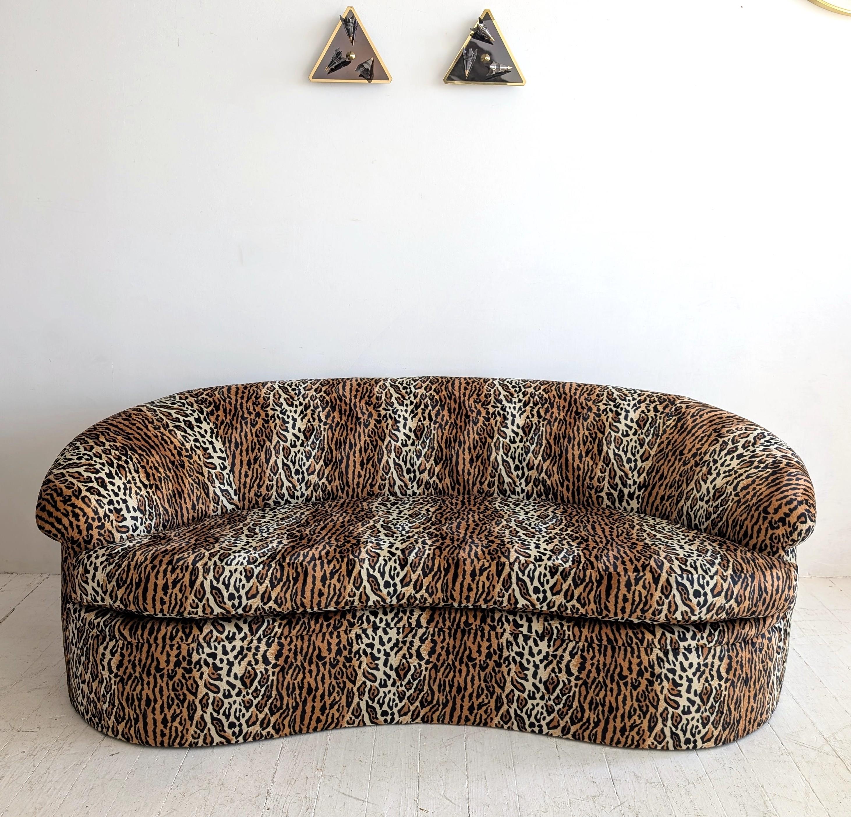 Americano Grande divano postmoderno vintage con stampa leopardata, USA anni '80 in vendita