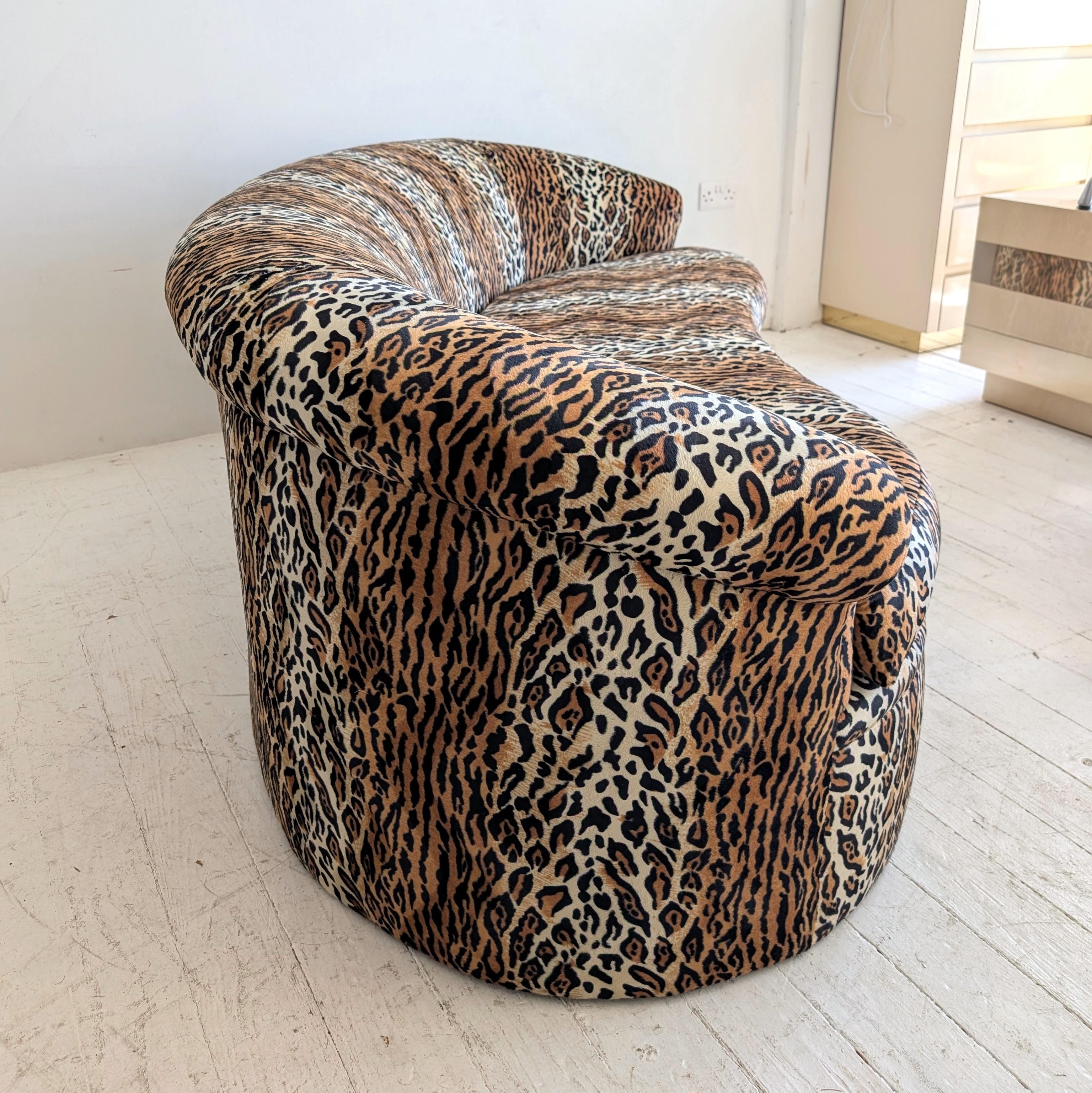 Grande divano postmoderno vintage con stampa leopardata, USA anni '80 in vendita 1