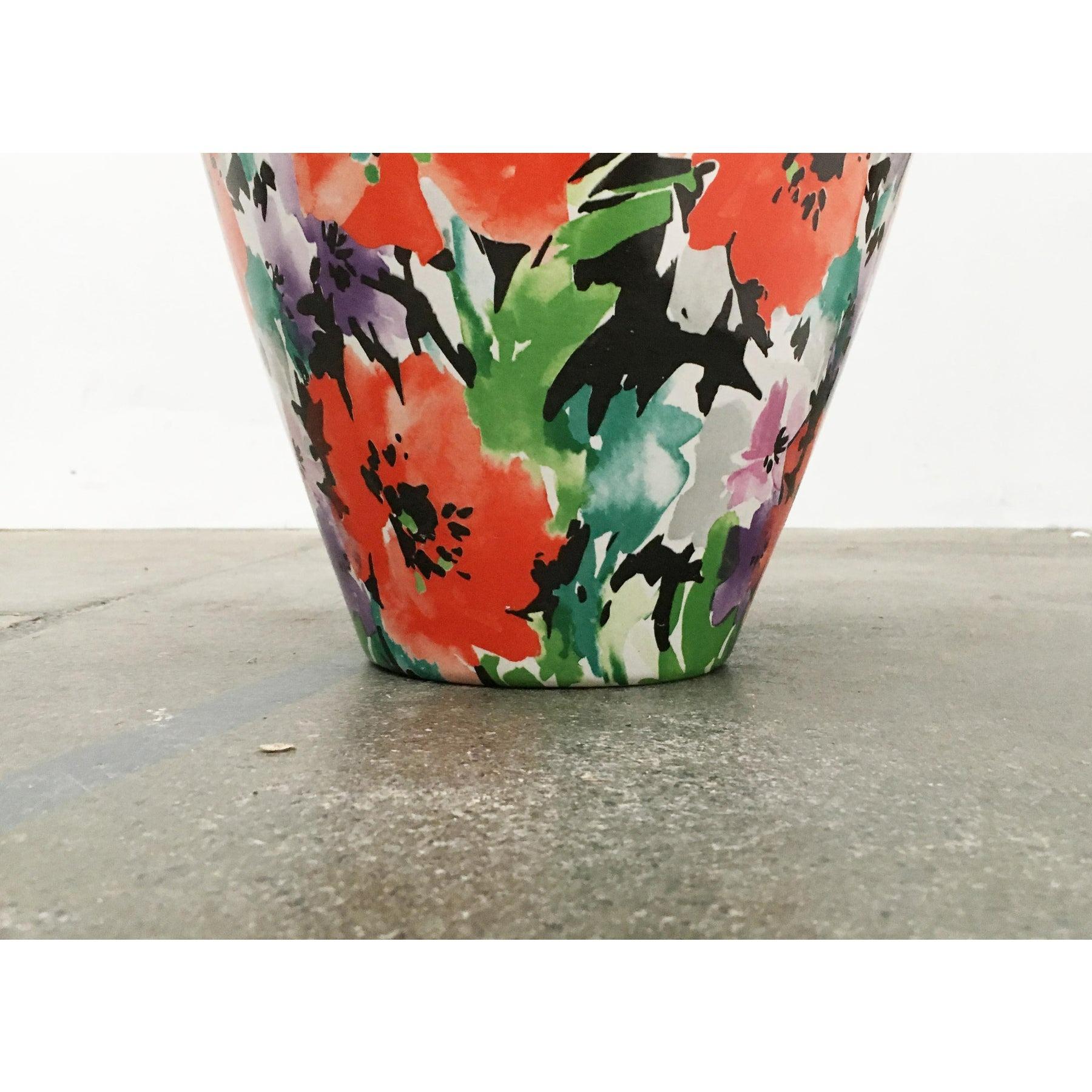 Grande vaso da terra tedesco postmoderno e floreale di Steuler, in ottime condizioni. Progettato dal 1980 al 1989 Questo pezzo ha un marchio di attribuzione.

Informazioni aggiuntive:
Materiale: Ceramica
Colore: bianco
Stili: Postmoderno
Periodo: