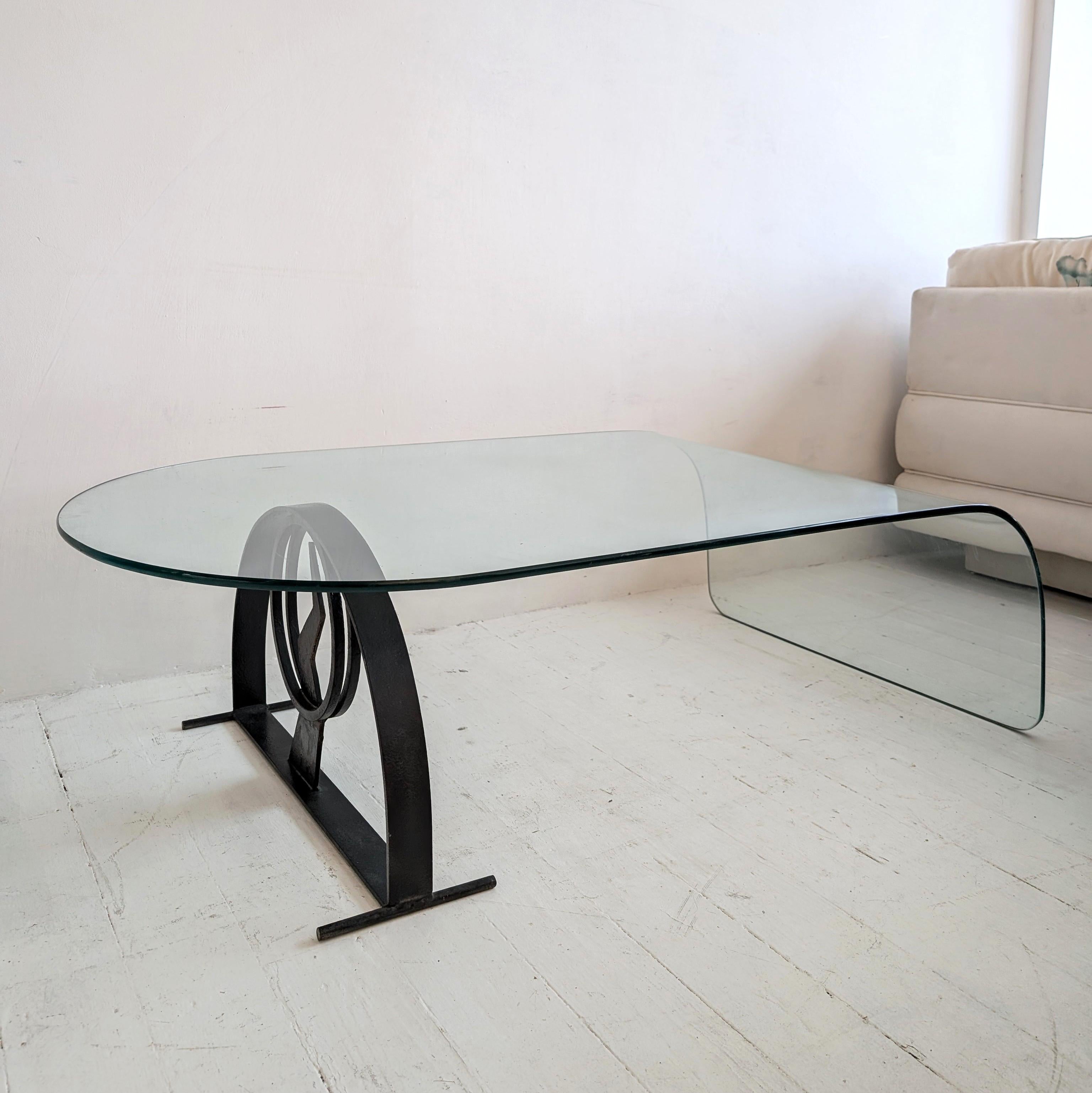 Grande table basse vintage postmoderne en verre avec base éclairée en vente 3