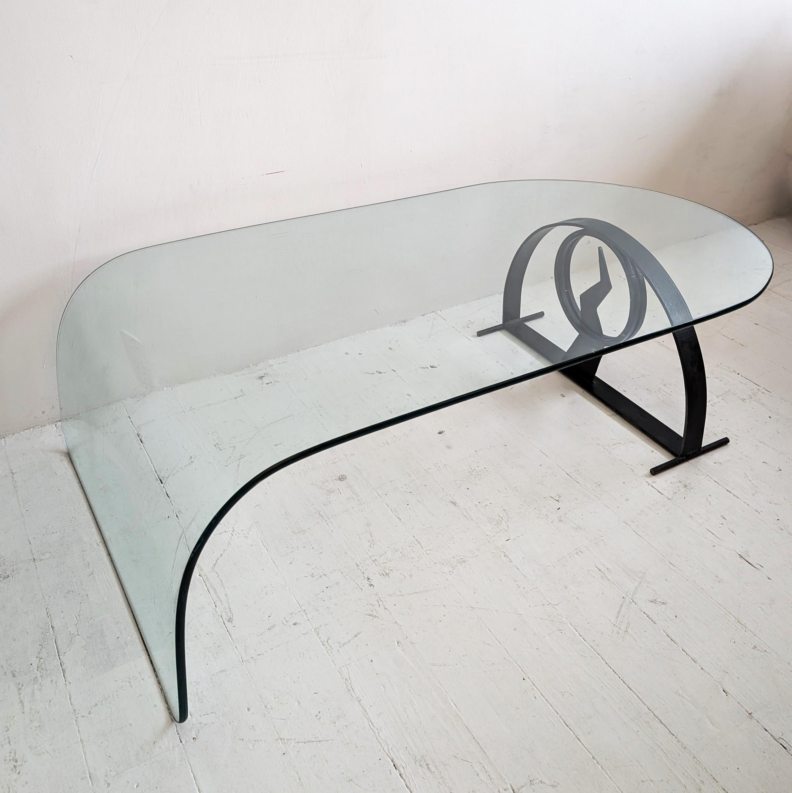 Américain Grande table basse vintage postmoderne en verre avec base éclairée en vente