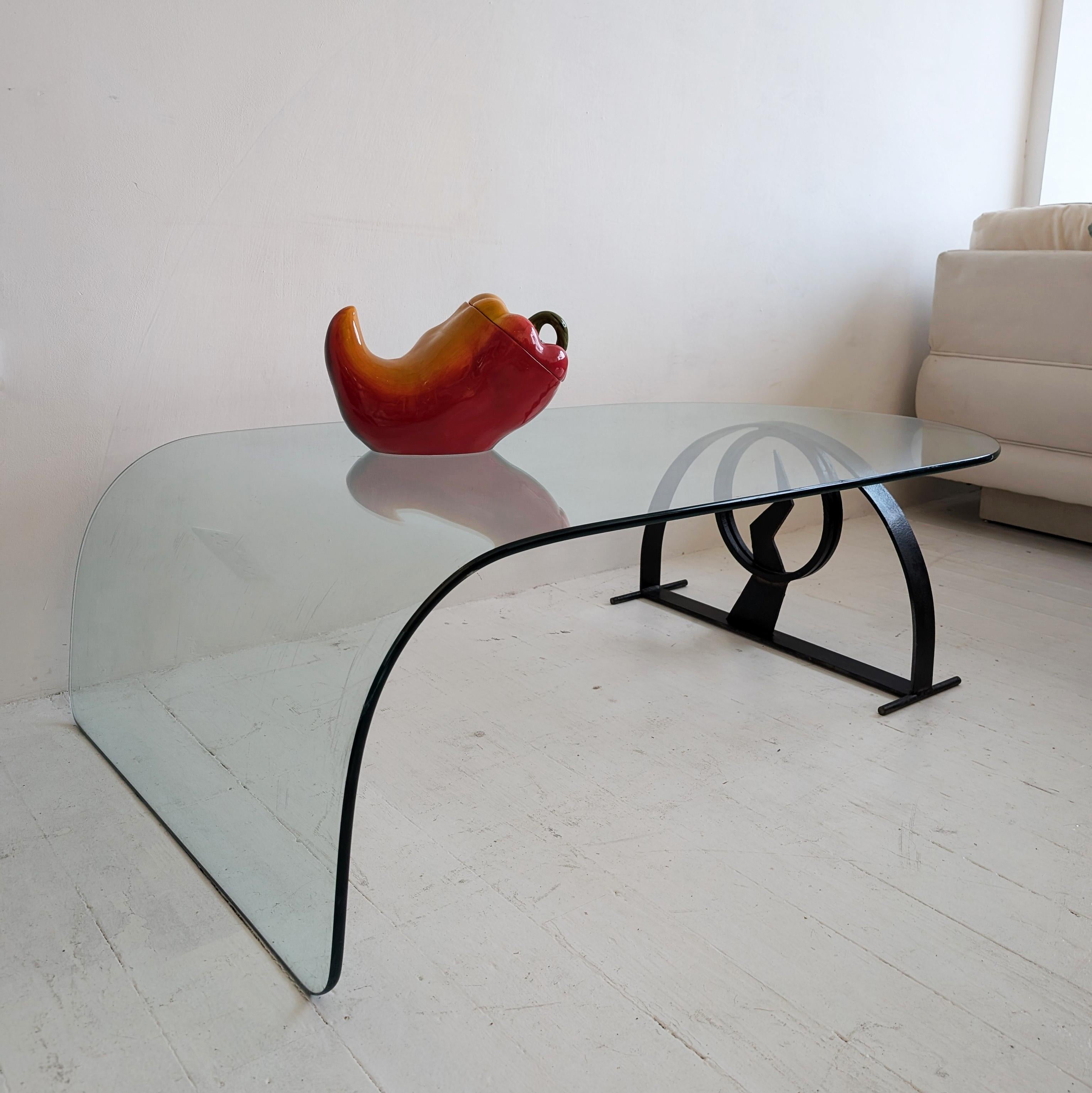Grande table basse vintage postmoderne en verre avec base éclairée Bon état - En vente à Hastings, GB
