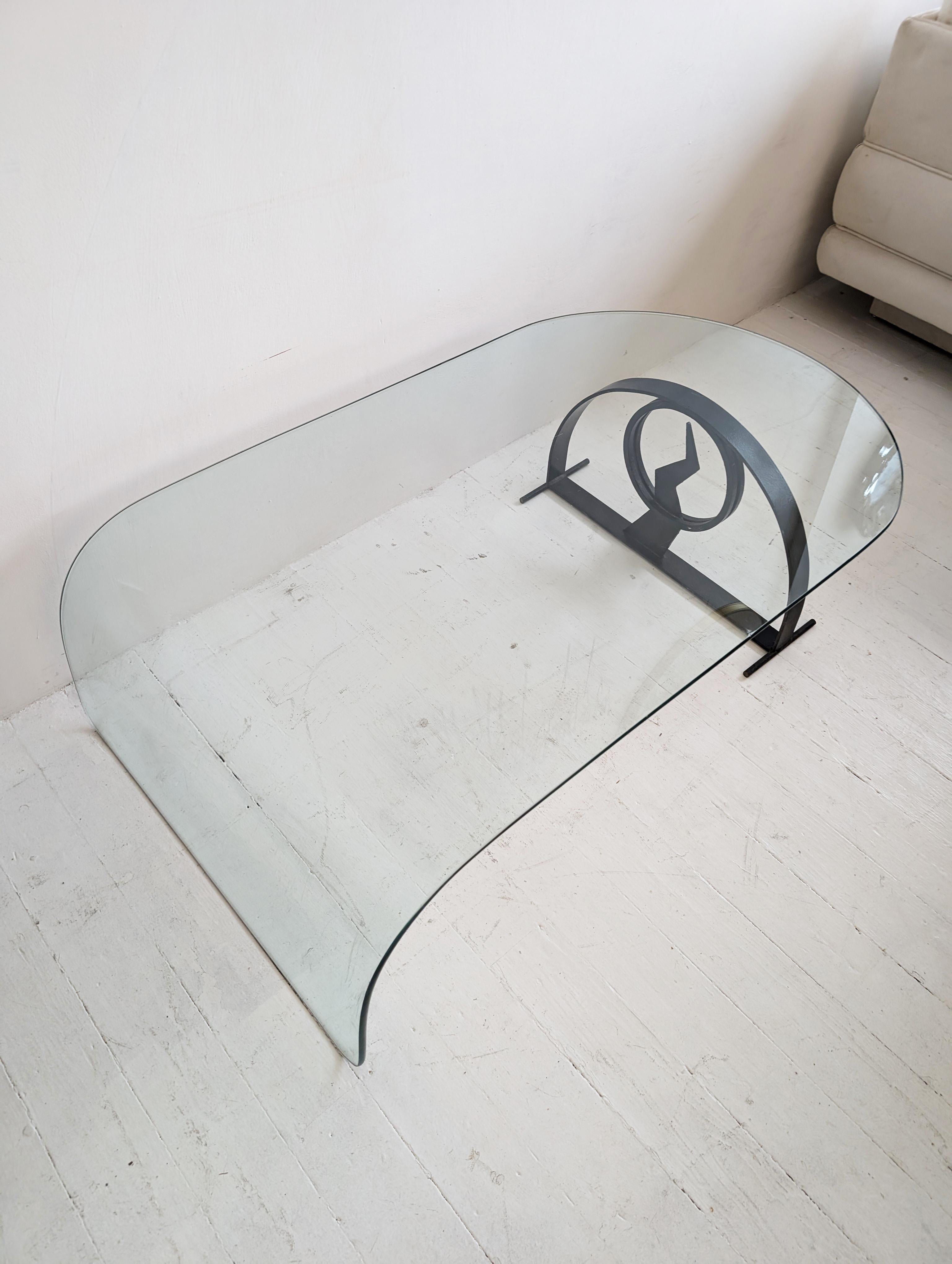 20ième siècle Grande table basse vintage postmoderne en verre avec base éclairée en vente