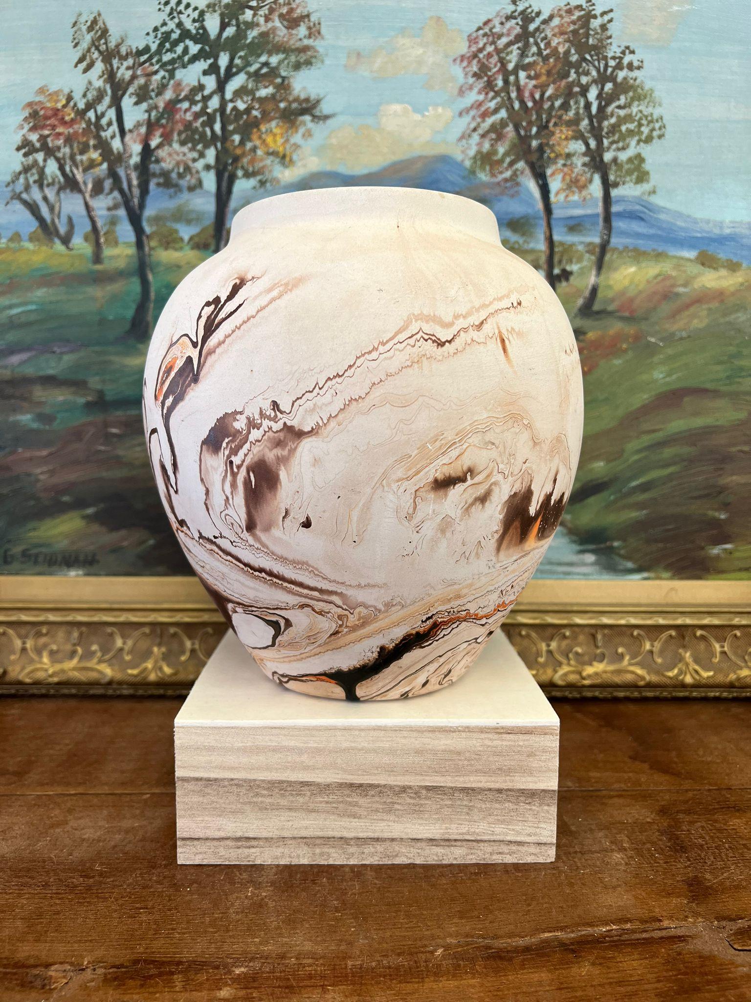 Questo pezzo d'arte primitiva è un grande vaso d'epoca Nemadji con colori marrone e arancione. Questo pezzo ha una bella patina e carattere. Vintage Condit come da foto. L'inserzione si riferisce solo all'articolo descritto.

Dimensioni. 6,5 