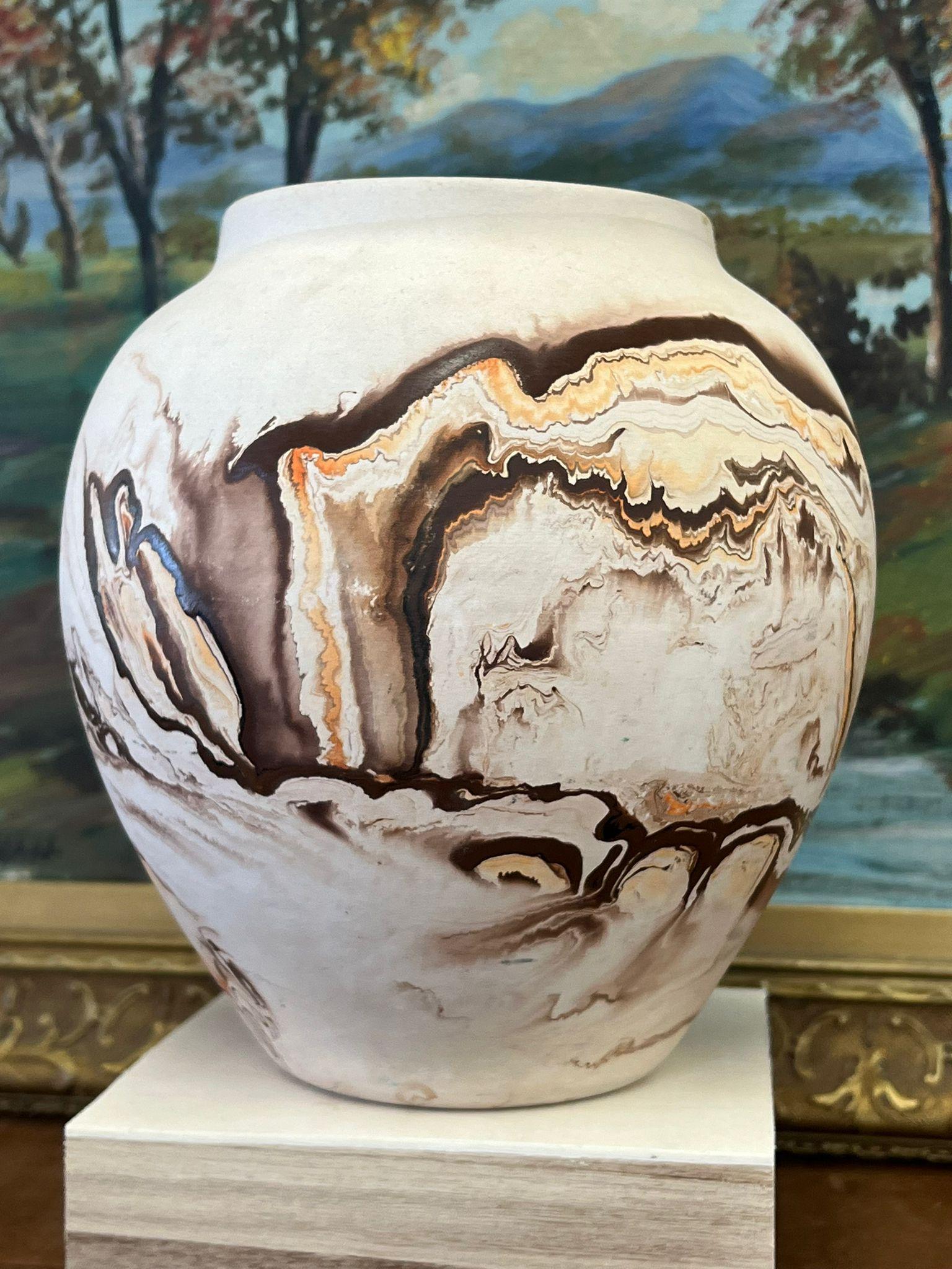 Vaso grande in ceramica primitiva Nemadji Swirl d'epoca In condizioni buone in vendita a Seattle, WA