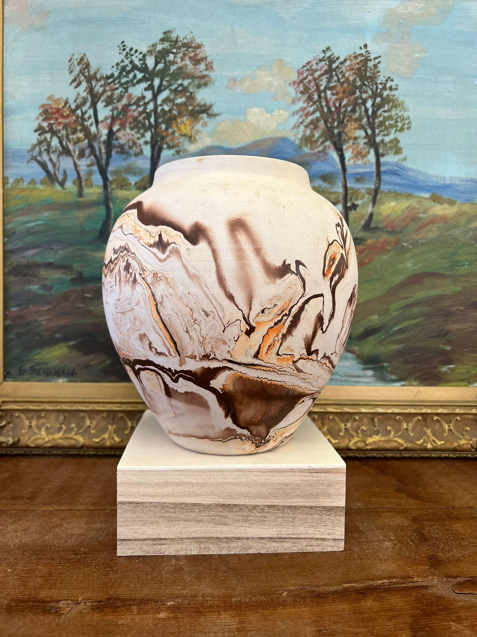 Fine XX secolo Vaso grande in ceramica primitiva Nemadji Swirl d'epoca in vendita