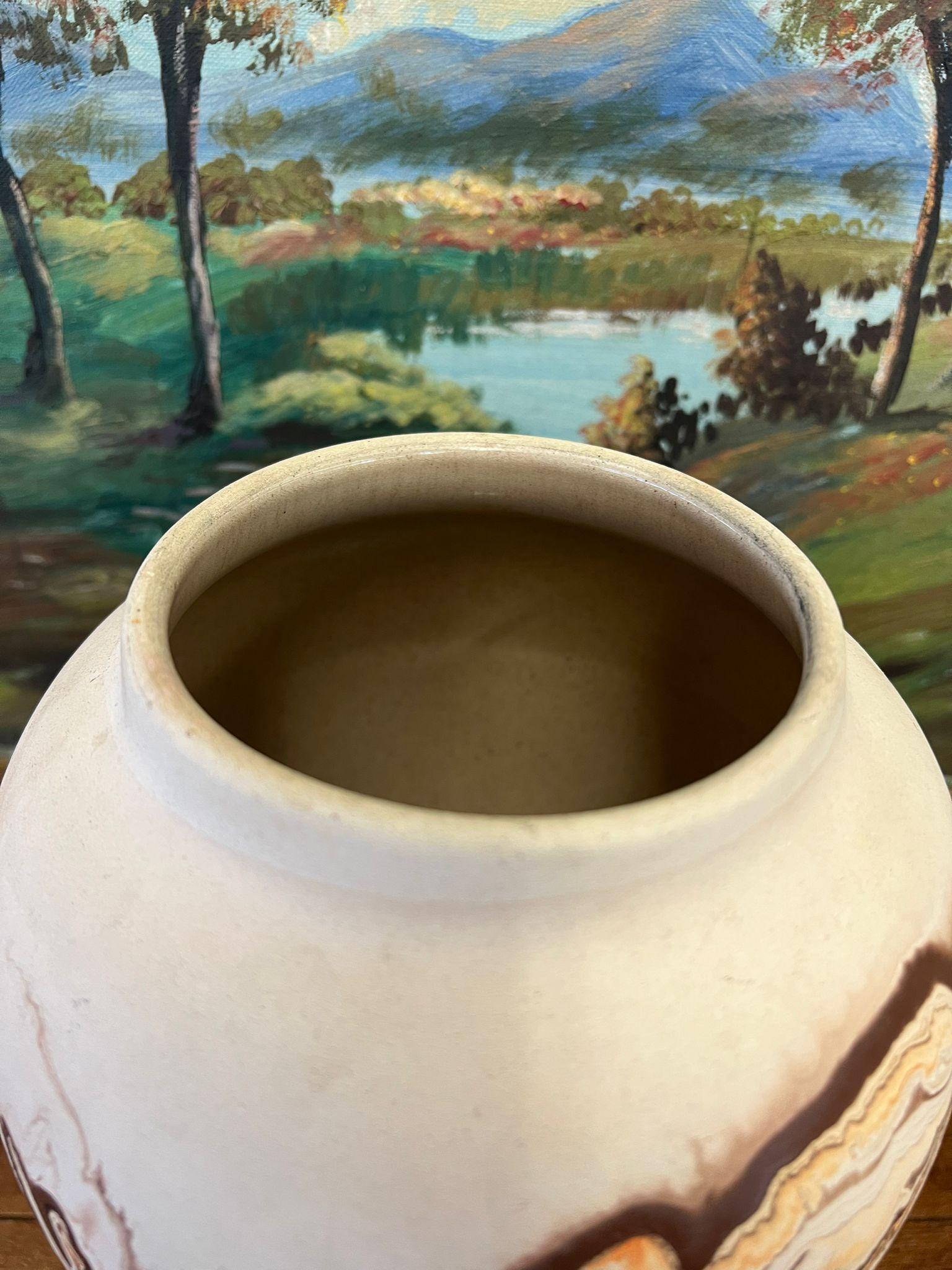 Vaso grande in ceramica primitiva Nemadji Swirl d'epoca in vendita 1