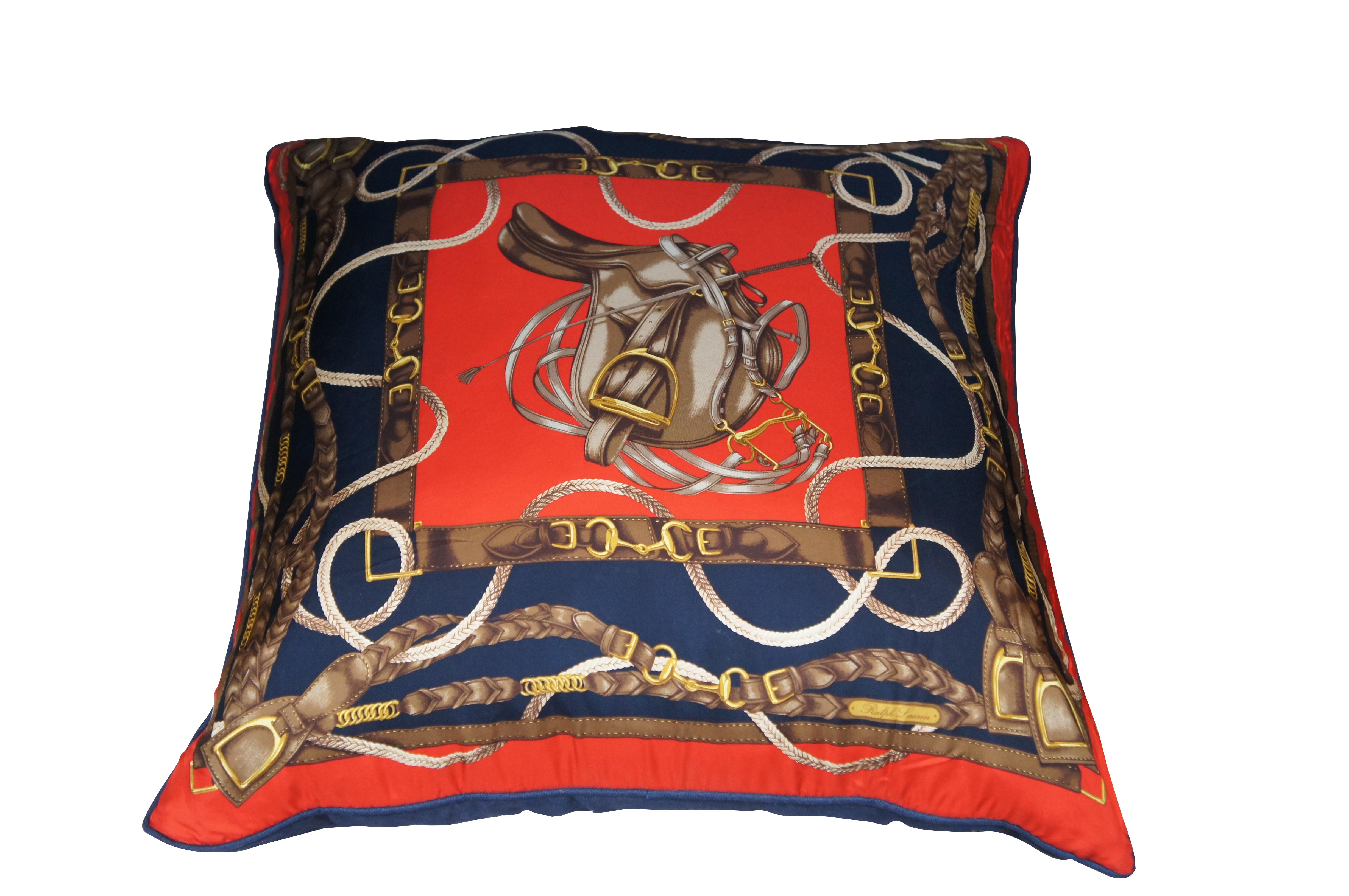 2 verfügbar - Seltenes übergroßes Seidenschal-Kissen, entworfen von Ralph Lauren. Aus Seide mit einem Pferdemotiv auf der Vorderseite und einer Rückseite aus marineblauem Leinen. Klassisches Design, daunengefüllt mit messinggoldenen