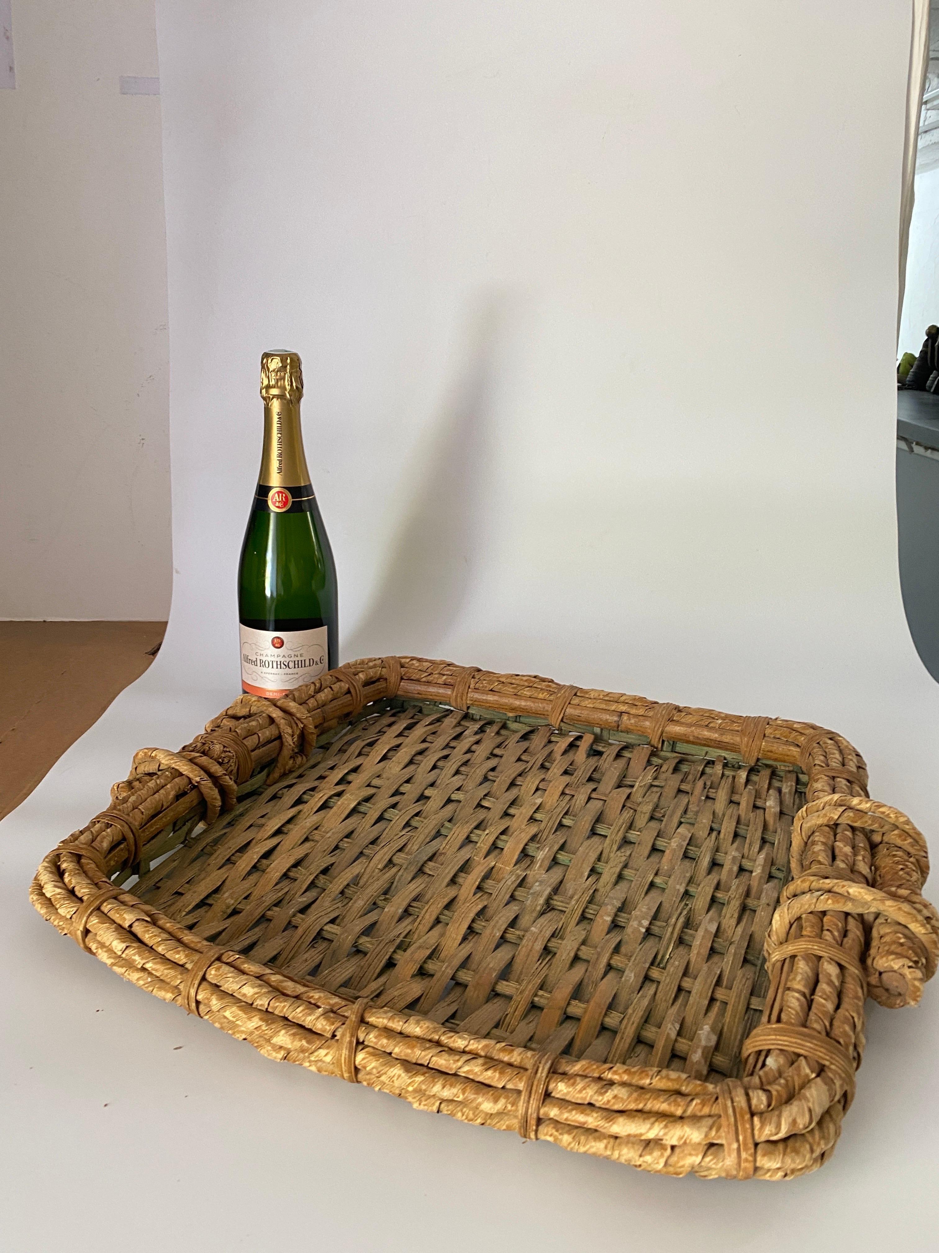 This Platter is in Wicker, Rattan, with an old Patina. This has been made in France, circa 1970.