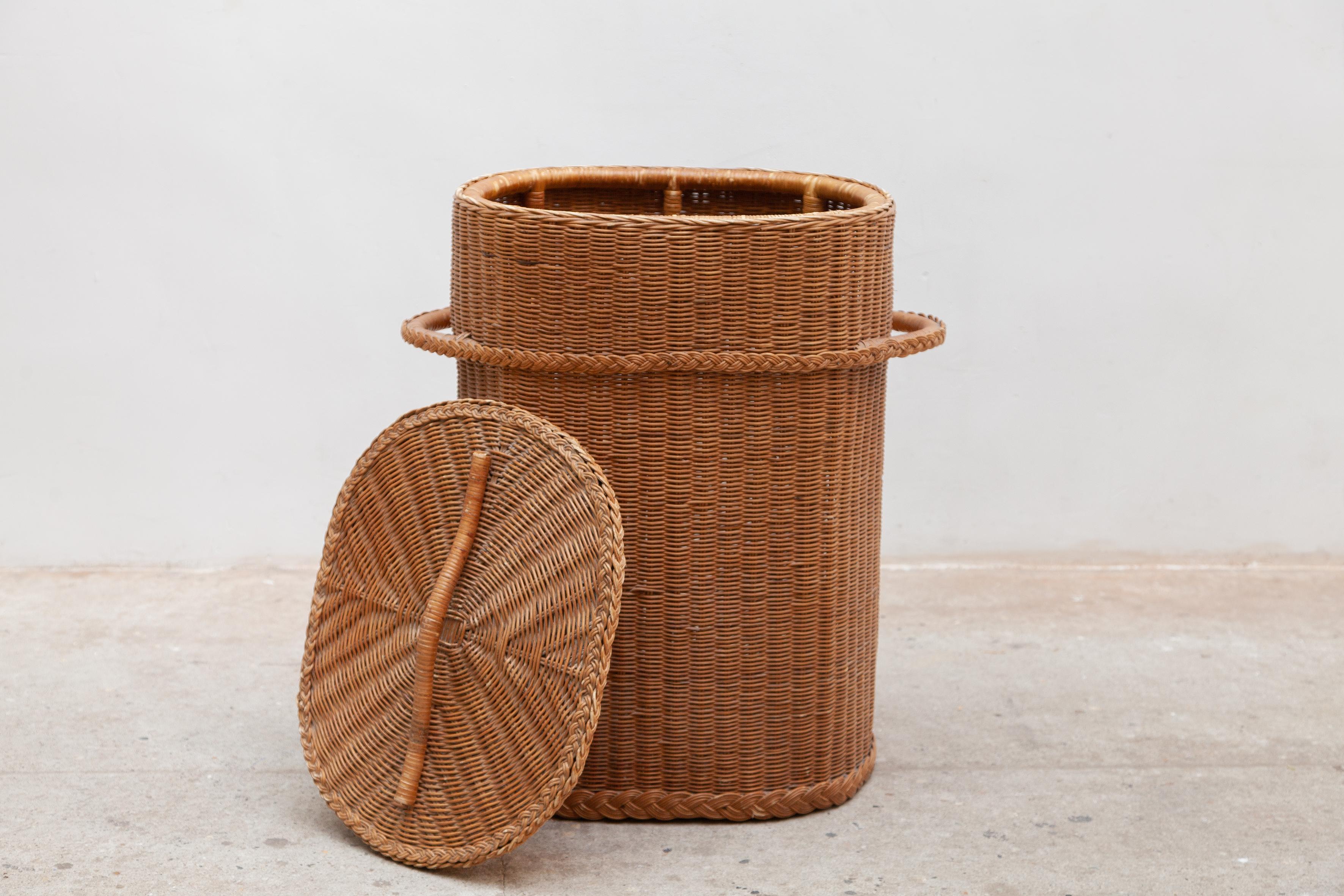 An original, vintage LLoyd Loom laundry basket. A high quality Hollywood regency style laundry basket. Manufactured by Lloyd Loom of England during the 1950s. It’s oval shaped design makes this basket very versatile and suitable for small