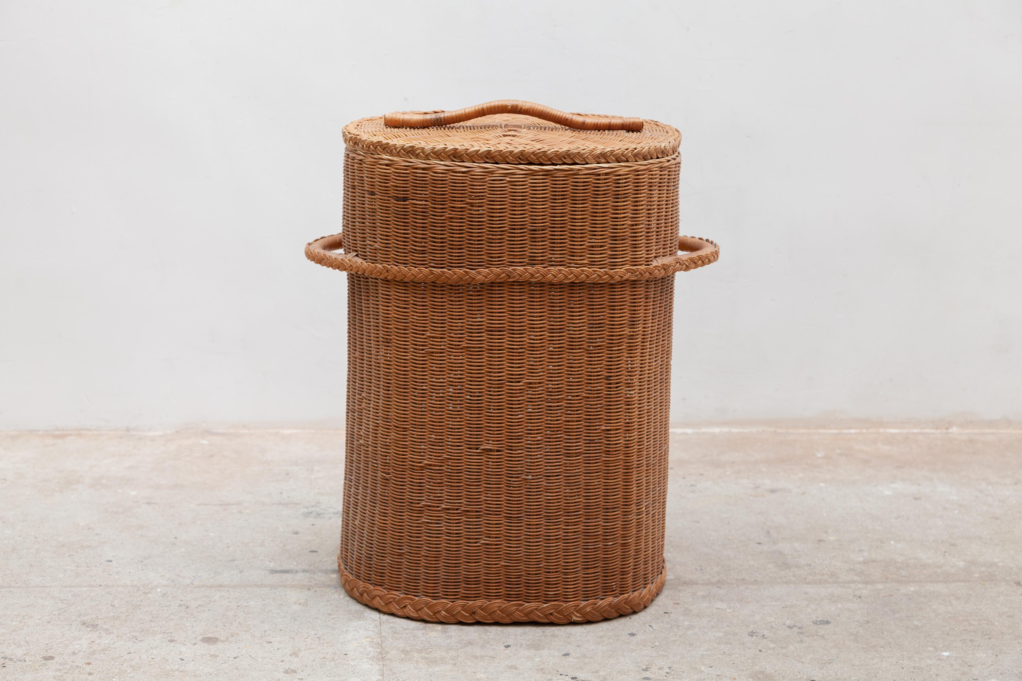 Large Vintage Rattan Wicker Storage Container Basket In Good Condition In Antwerp, BE