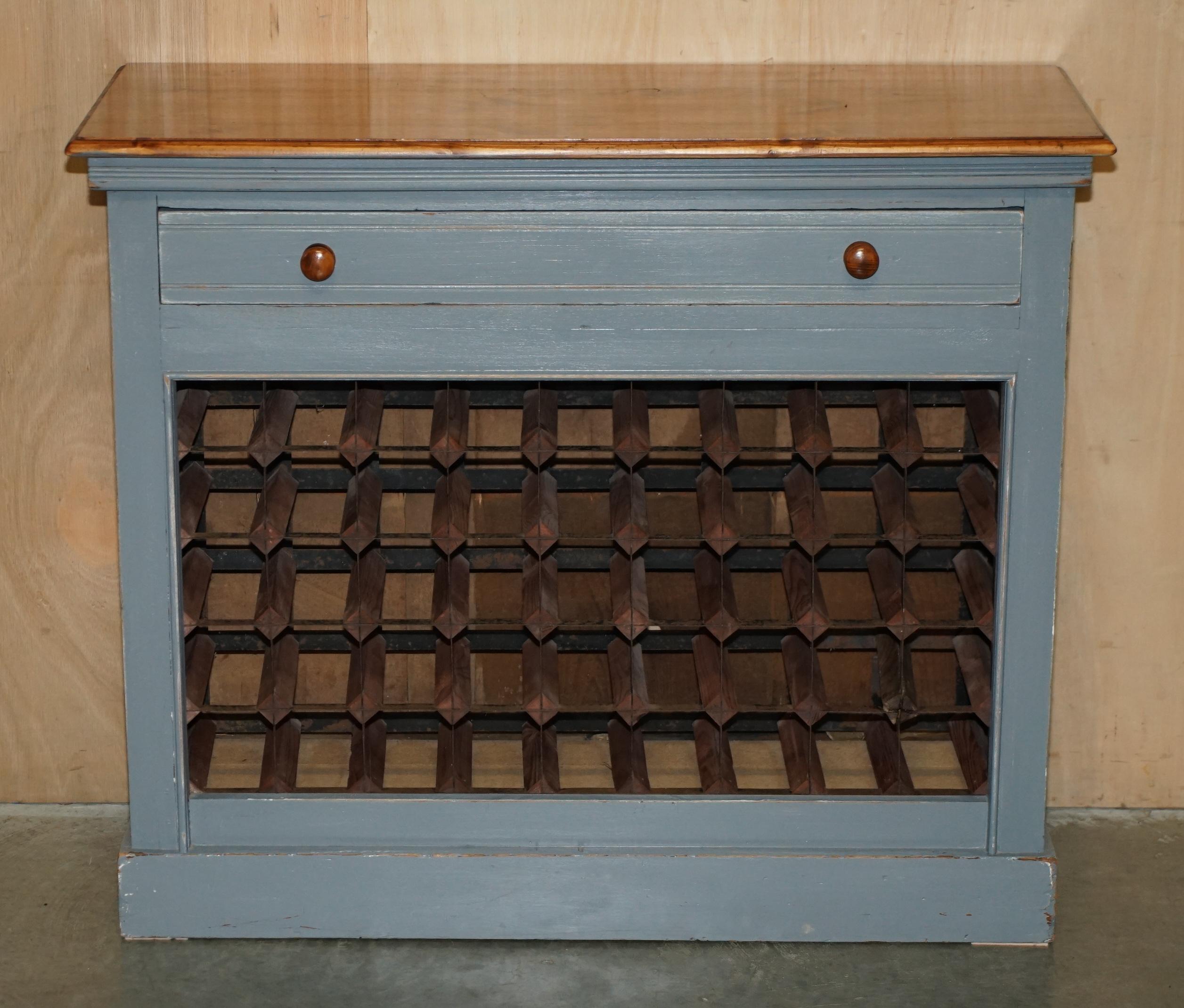 Royal House Antiques

The House Antiques a le plaisir de proposer à la vente ce grand casier à vin vintage en bois récupéré de 45 bouteilles avec un seul tiroir en haut.

Veuillez noter que les frais de livraison indiqués sont donnés à titre