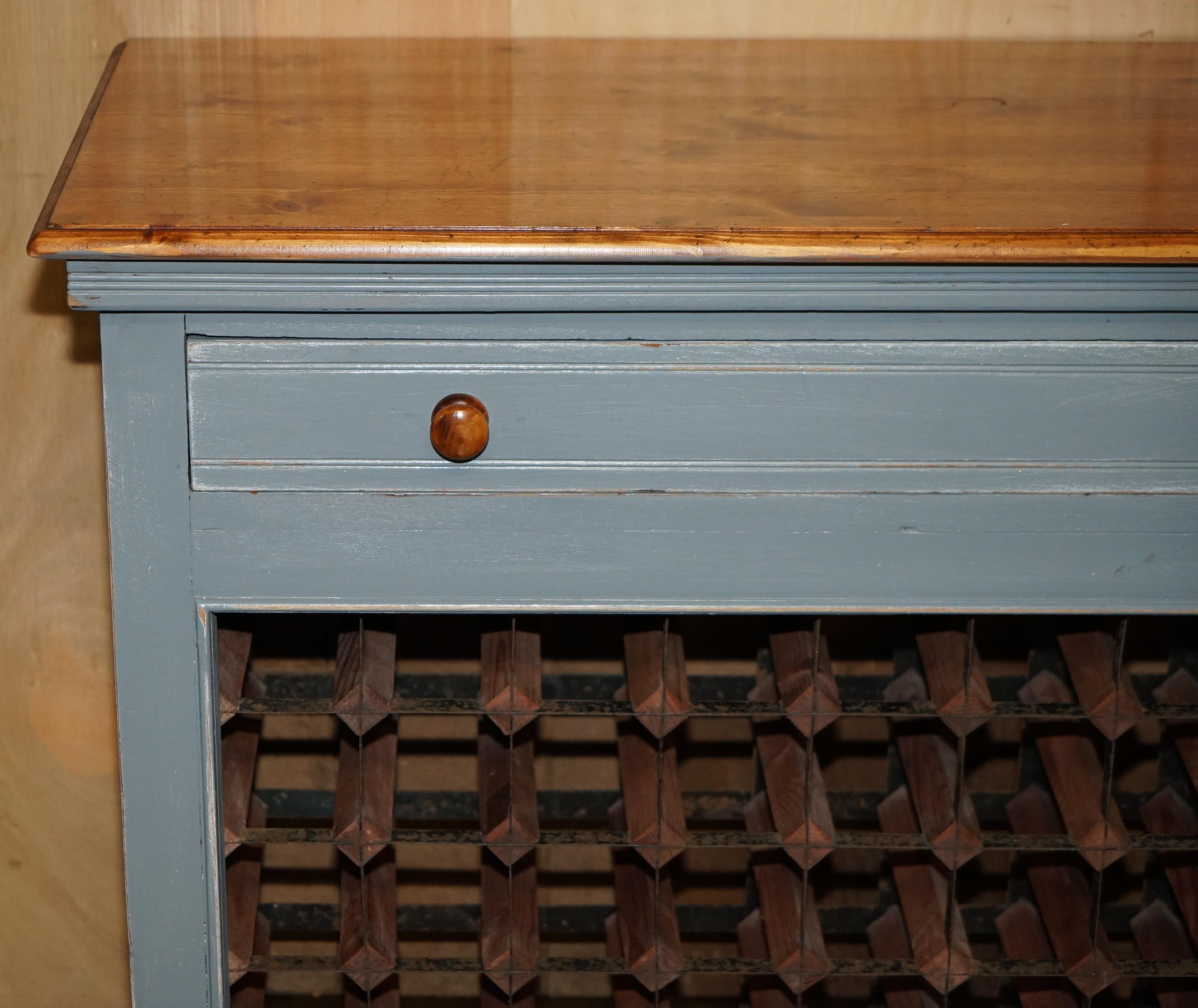 Mid-Century Modern GRANDE PORTE BOUTEILLE EN BOIS RECLAIMÉ 45 BOUTEILLES DE VINS CHAMPAGNE AVEC TIREAU en vente