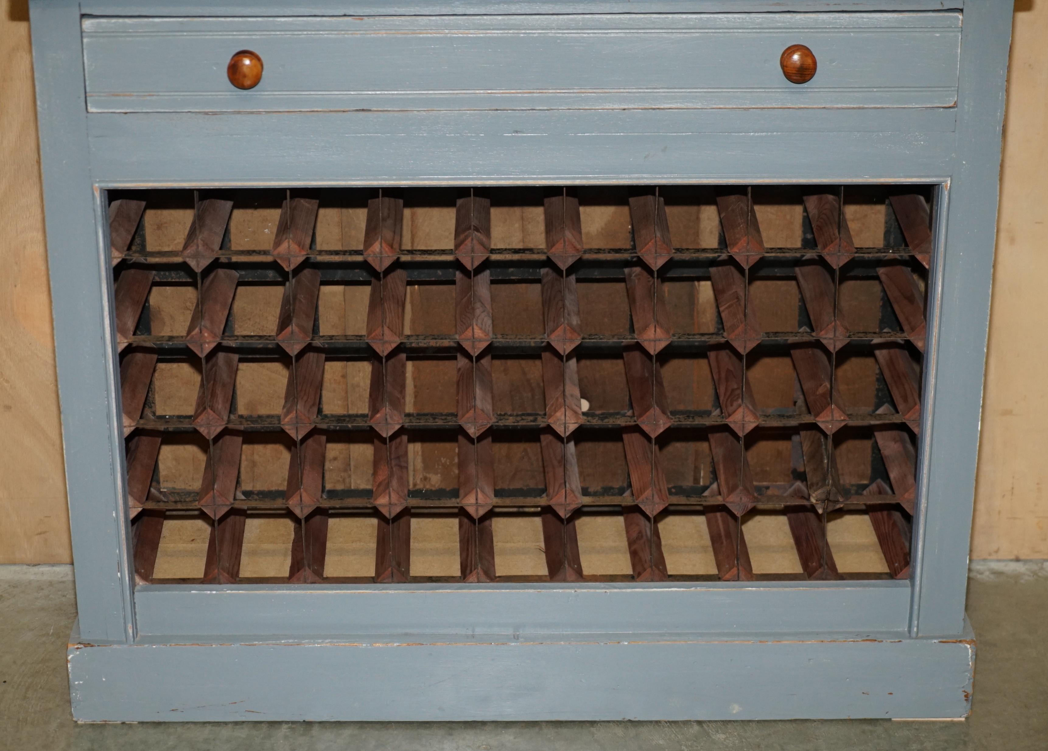 Fait main GRANDE PORTE BOUTEILLE EN BOIS RECLAIMÉ 45 BOUTEILLES DE VINS CHAMPAGNE AVEC TIREAU en vente