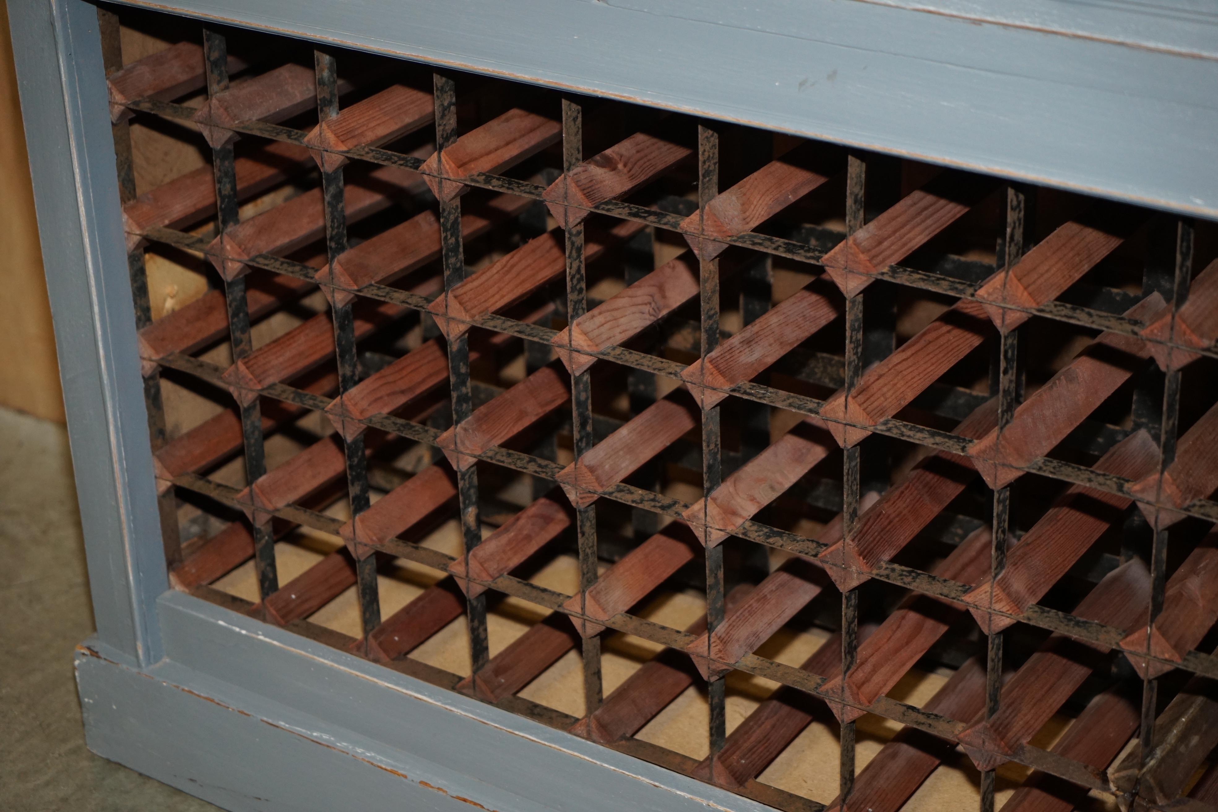 GRANDE PORTE BOUTEILLE EN BOIS RECLAIMÉ 45 BOUTEILLES DE VINS CHAMPAGNE AVEC TIREAU Bon état - En vente à West Sussex, Pulborough